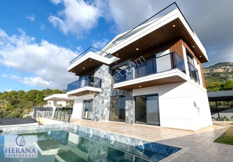 Denize Nazır Fourleks Geniş Ferah Şık Ve Lüks Satılık Villa - Görsel 15