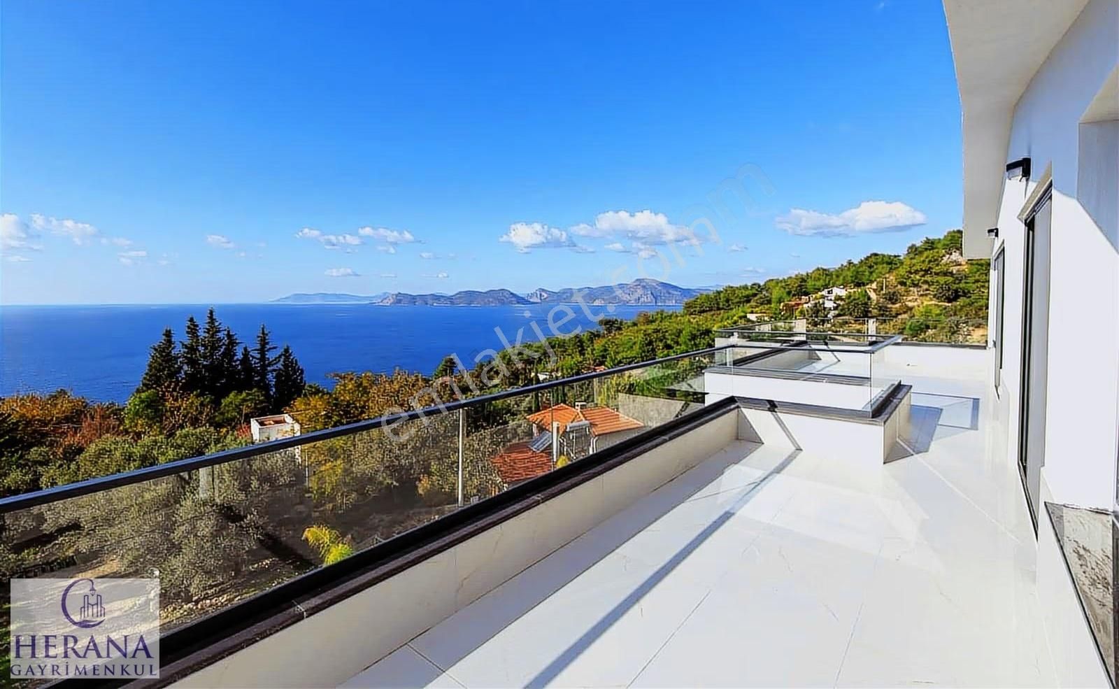 Denize Nazır Fourleks Geniş Ferah Şık Ve Lüks Satılık Villa