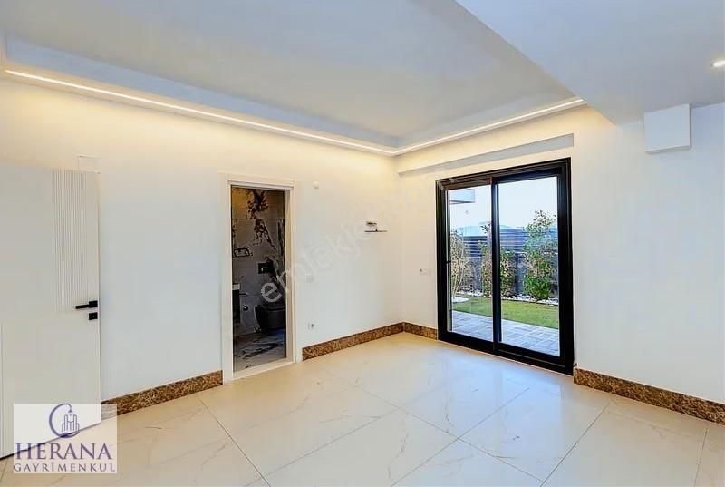 Denize Nazır Fourleks Geniş Ferah Şık Ve Lüks Satılık Villa - Görsel 27