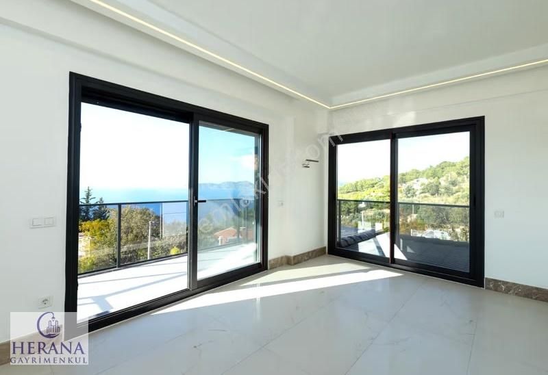 Denize Nazır Fourleks Geniş Ferah Şık Ve Lüks Satılık Villa - Görsel 32