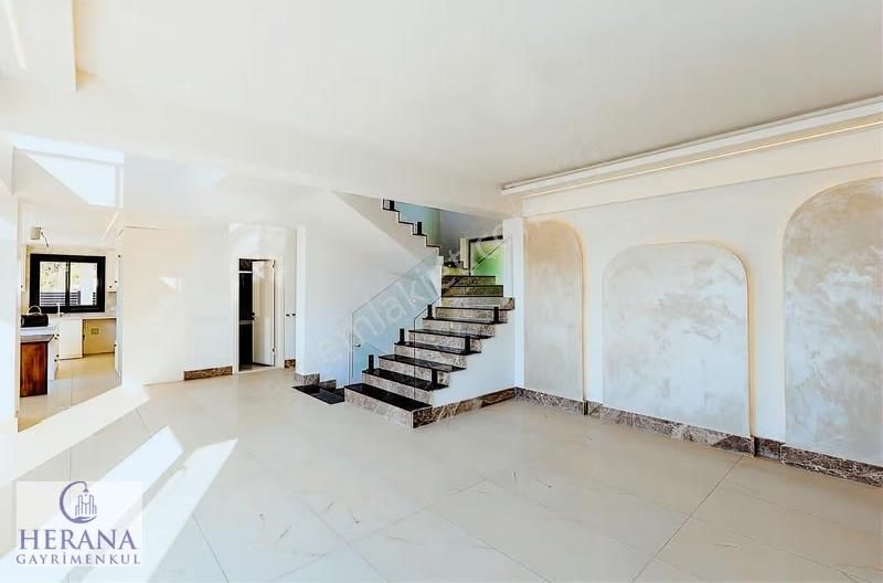 Denize Nazır Fourleks Geniş Ferah Şık Ve Lüks Satılık Villa - Görsel 19