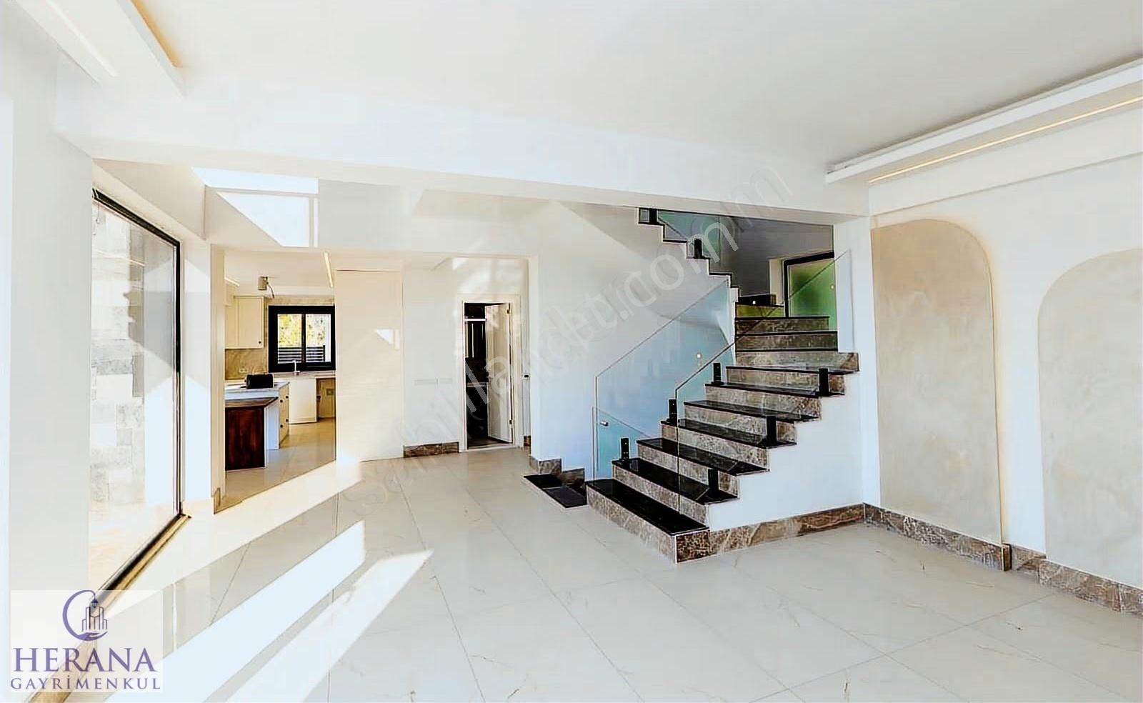 Denize Nazır Fourleks Geniş Ferah Şık Ve Lüks Satılık Villa - Görsel 9