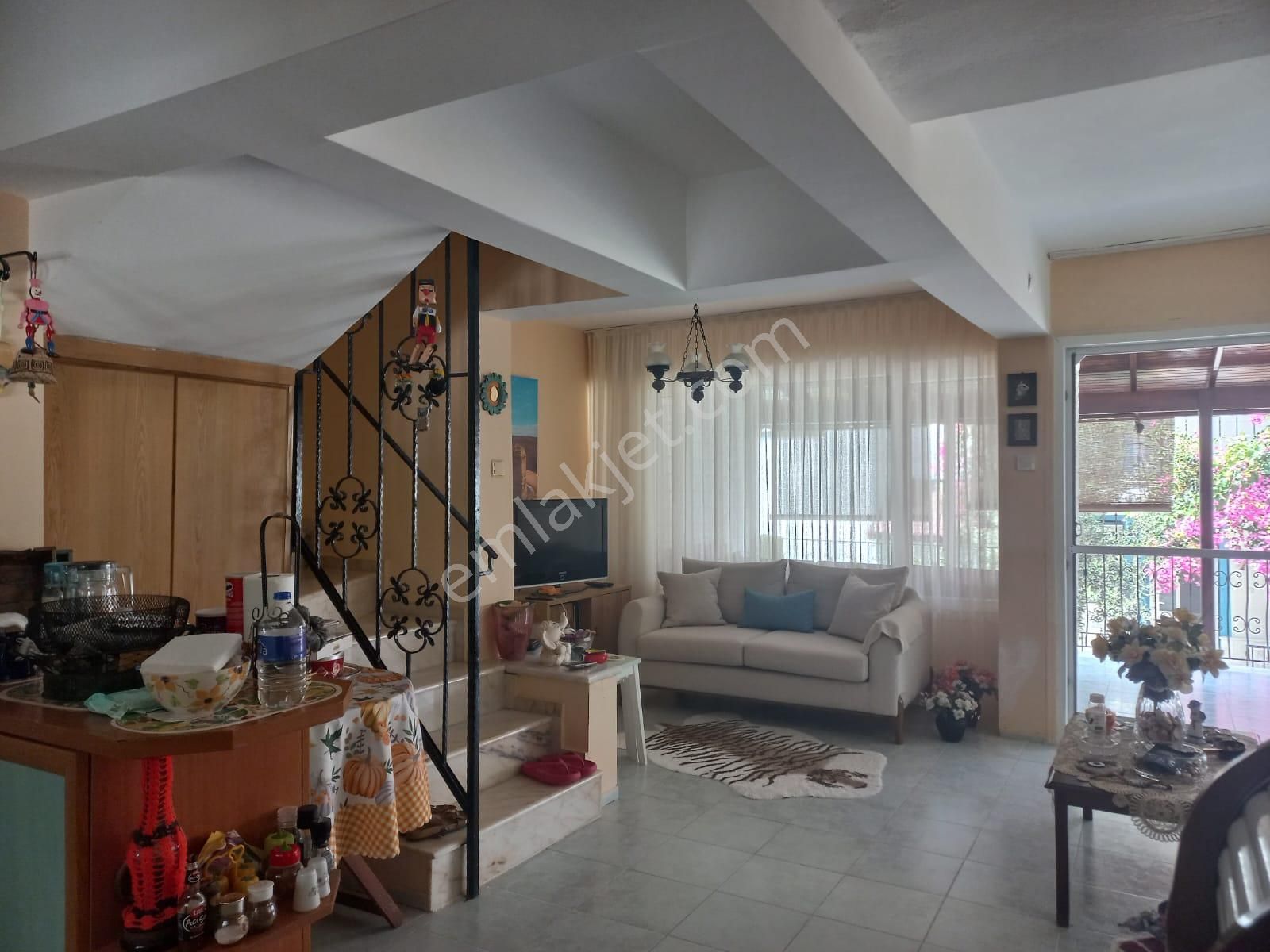 Çeşme Pırlanta'da Satılık 4+1 Tripleks Villa | Havuzlu Site - Görsel 6