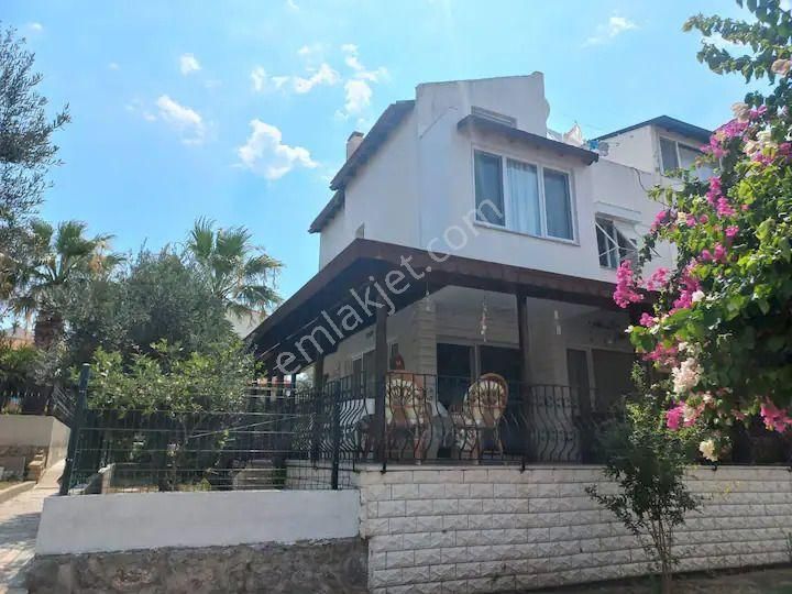 Çeşme Pırlanta'da Satılık 4+1 Tripleks Villa | Havuzlu Site