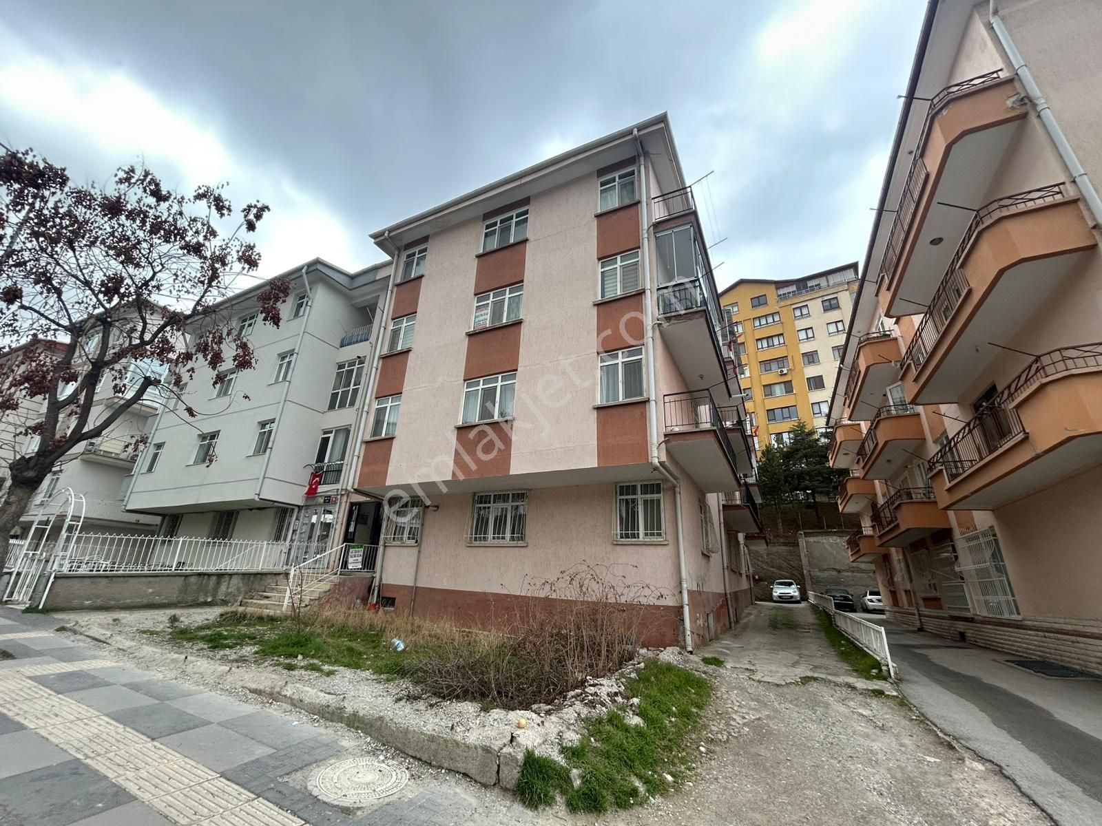 Taner'den Dikmen Hürriyet Caddesinde 2+1 Giriş Kat Bakımlı Daire - Görsel 4