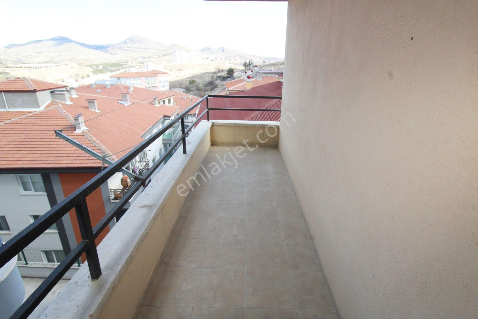 Krc'den Gamze Özdemir Caddesinde Manzaralı 3+1 Satılık Daire - Görsel 15