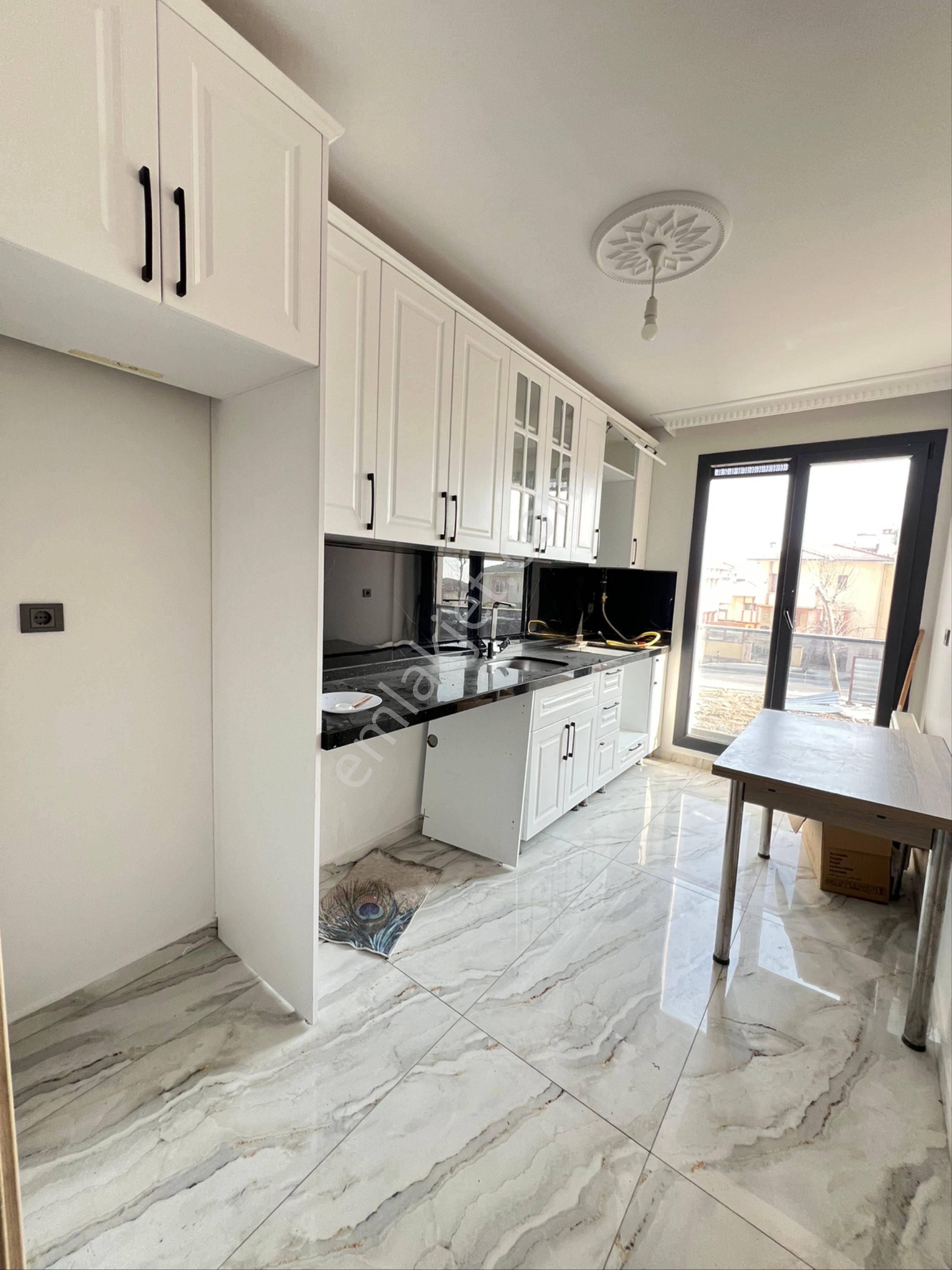 Altunoğlu Gayrimenkul"den Denizköşkler Mah.metrobüse Yürüme Mesafesinde 2+1 Yeni Bina