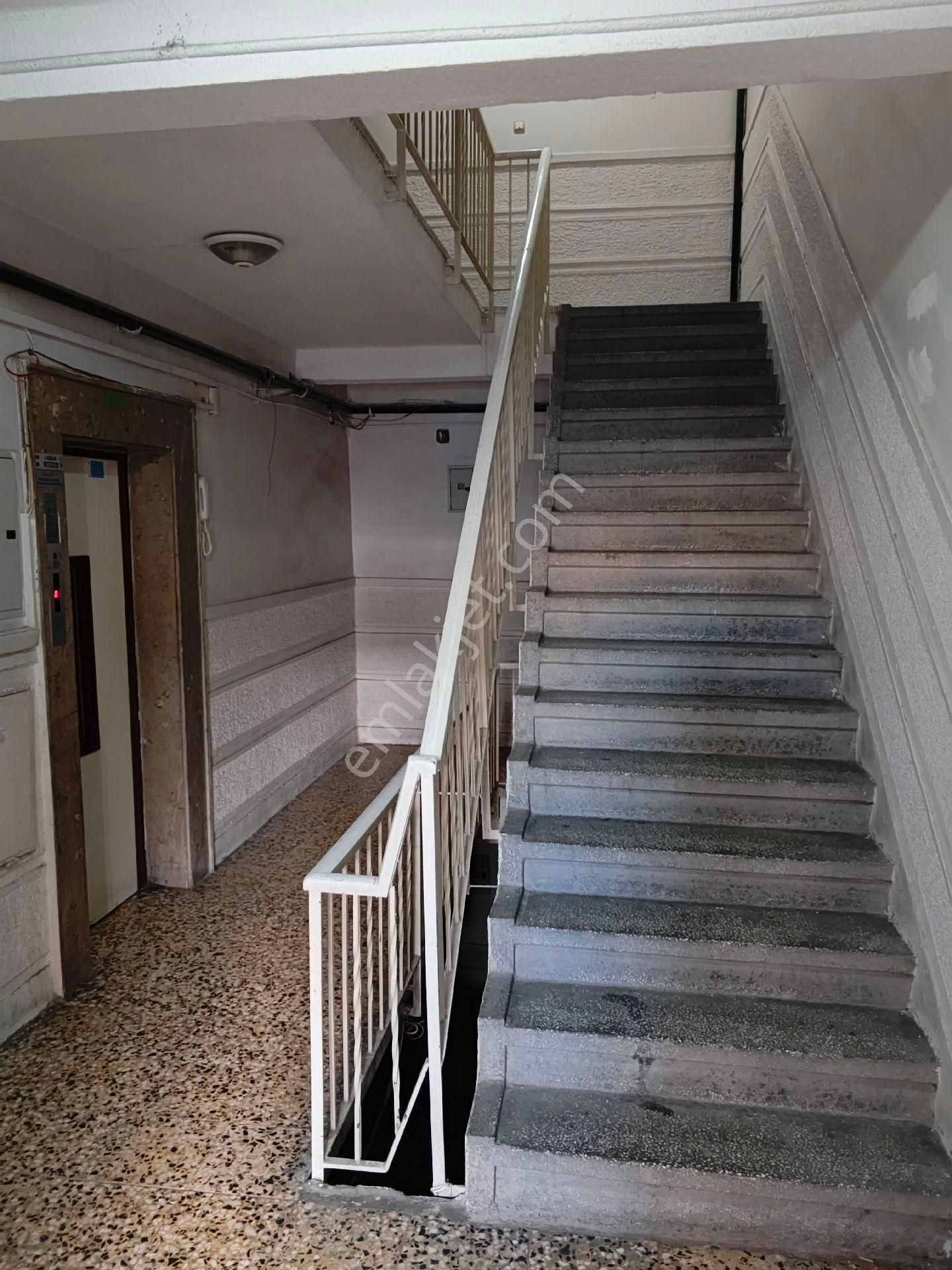 Meşrutiyet Cd. Eşyalı Kombili Ön Ara Kat Asansörlü Boş - Görsel 3