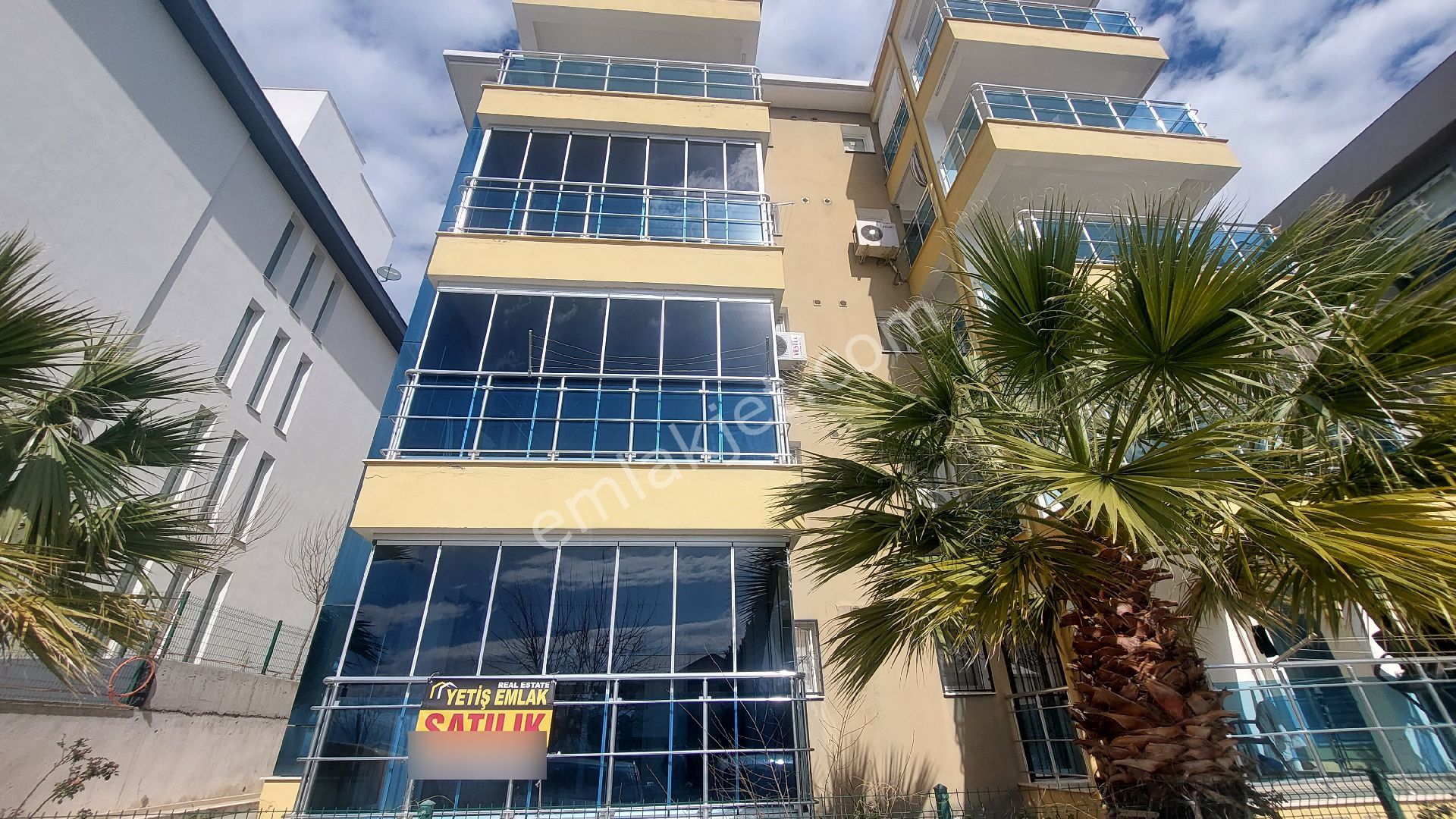 Kuşadası İkiçeşmelik Mahallesi Garaj Arkasında Satılık 3+1 150 M2 Giriş Kat Daire.