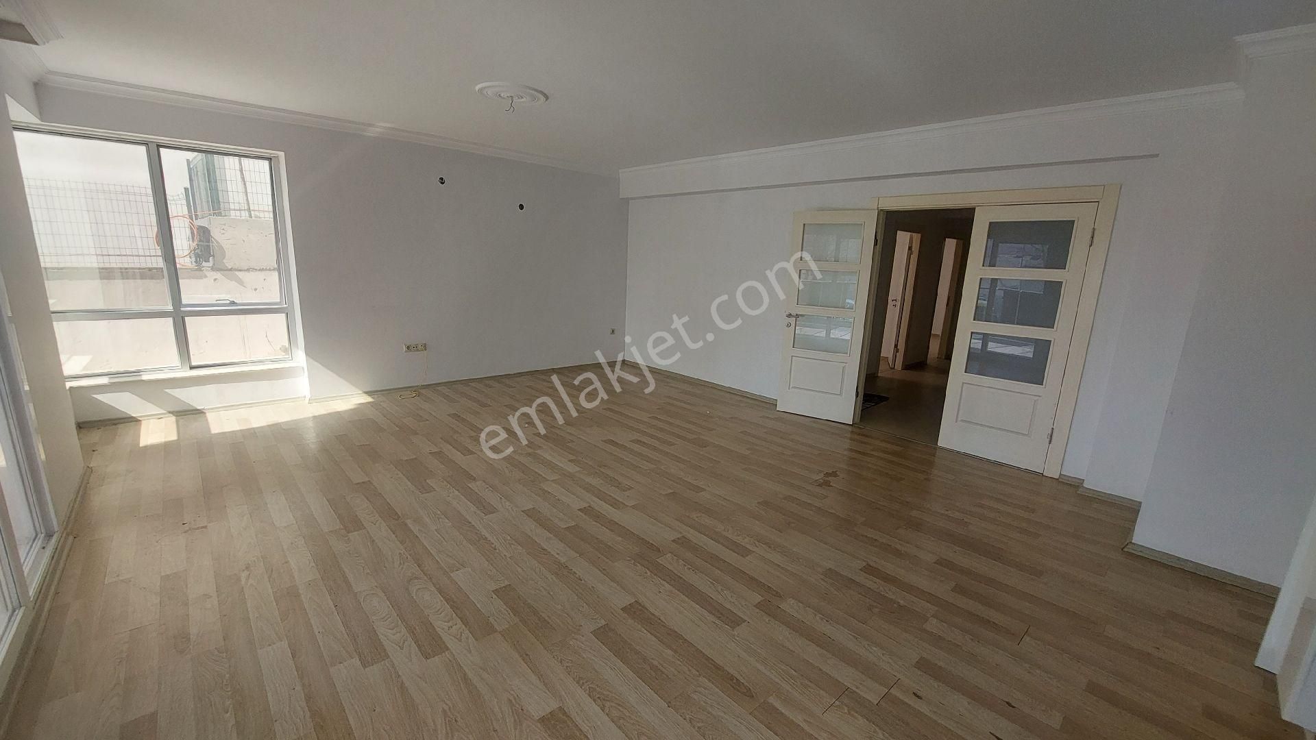 Kuşadası İkiçeşmelik Mahallesi Garaj Arkasında Satılık 3+1 150 M2 Giriş Kat Daire. - Görsel 6