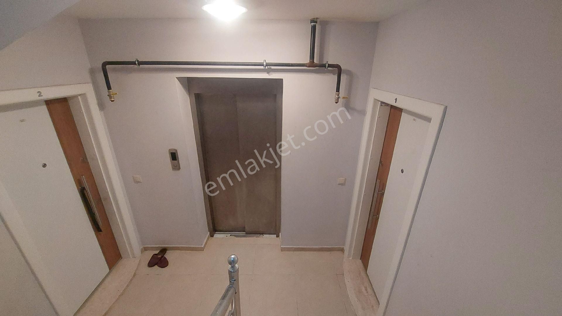 Kuşadası İkiçeşmelik Mahallesi Garaj Arkasında Satılık 3+1 150 M2 Giriş Kat Daire. - Görsel 18