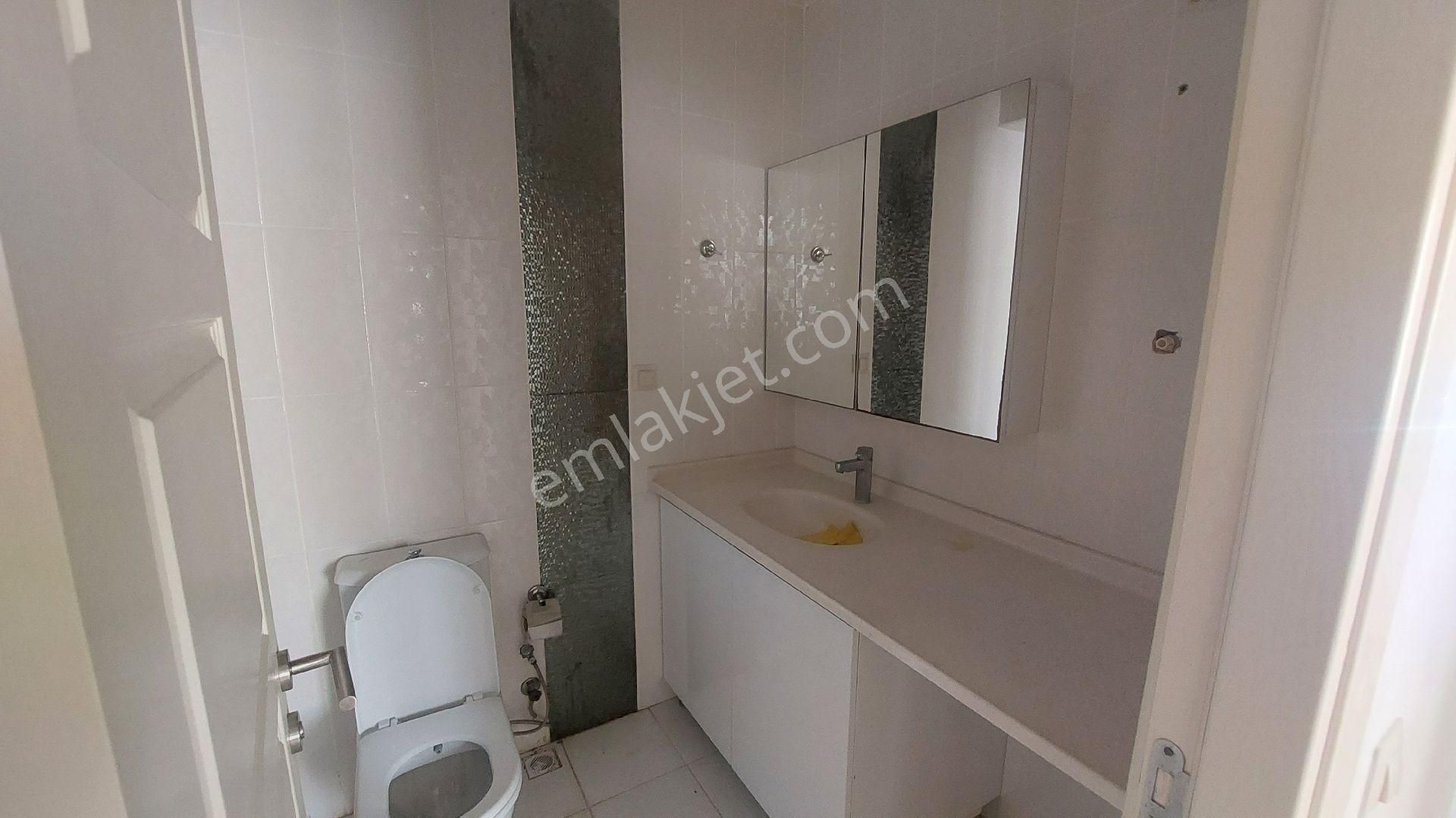 Kuşadası İkiçeşmelik Mahallesi Garaj Arkasında Satılık 3+1 150 M2 Giriş Kat Daire. - Görsel 11