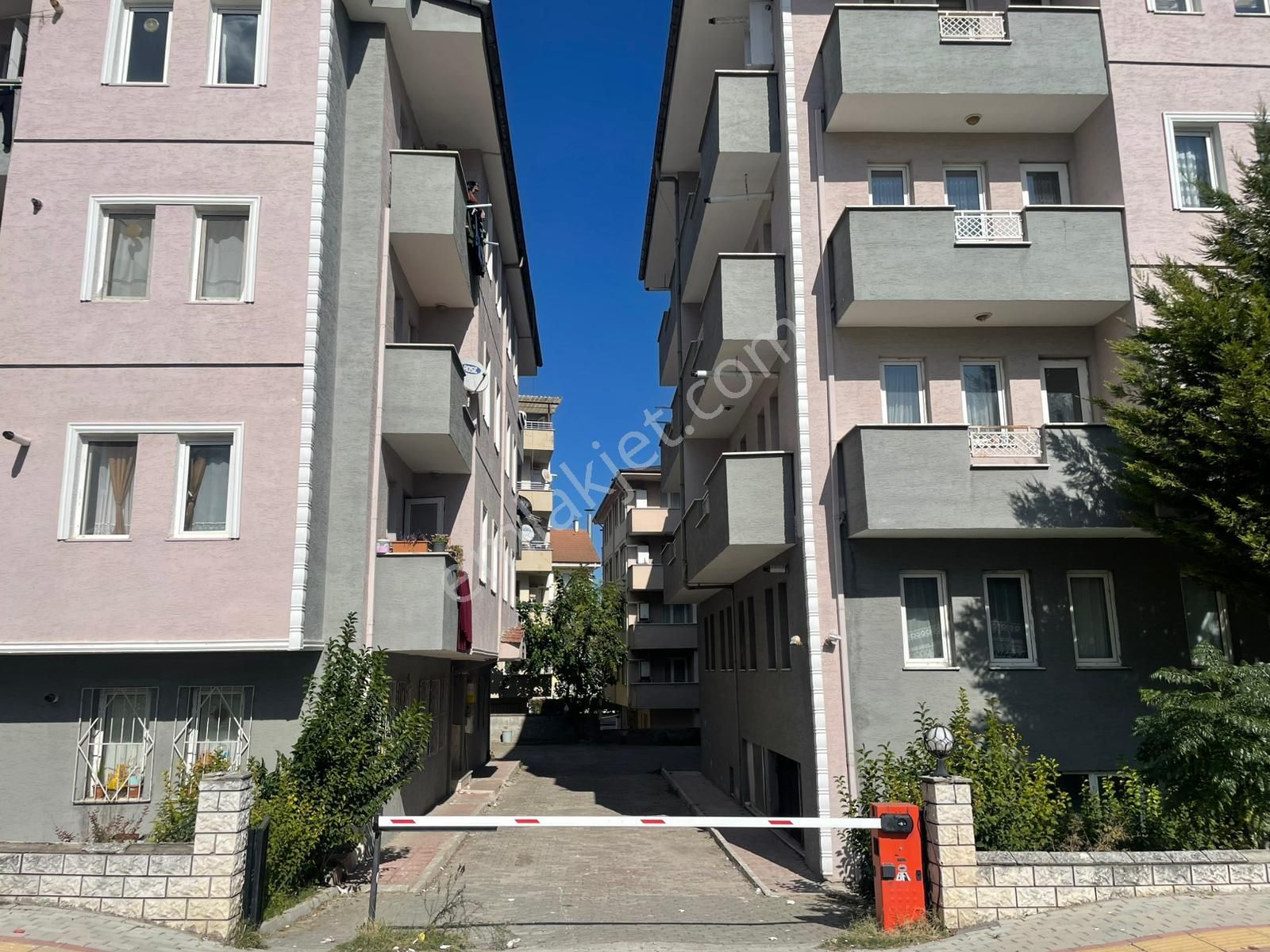 Remax Area Merkezi Konumda Satılık Eşyalı Arakat 2+1 Daire - Görsel 16