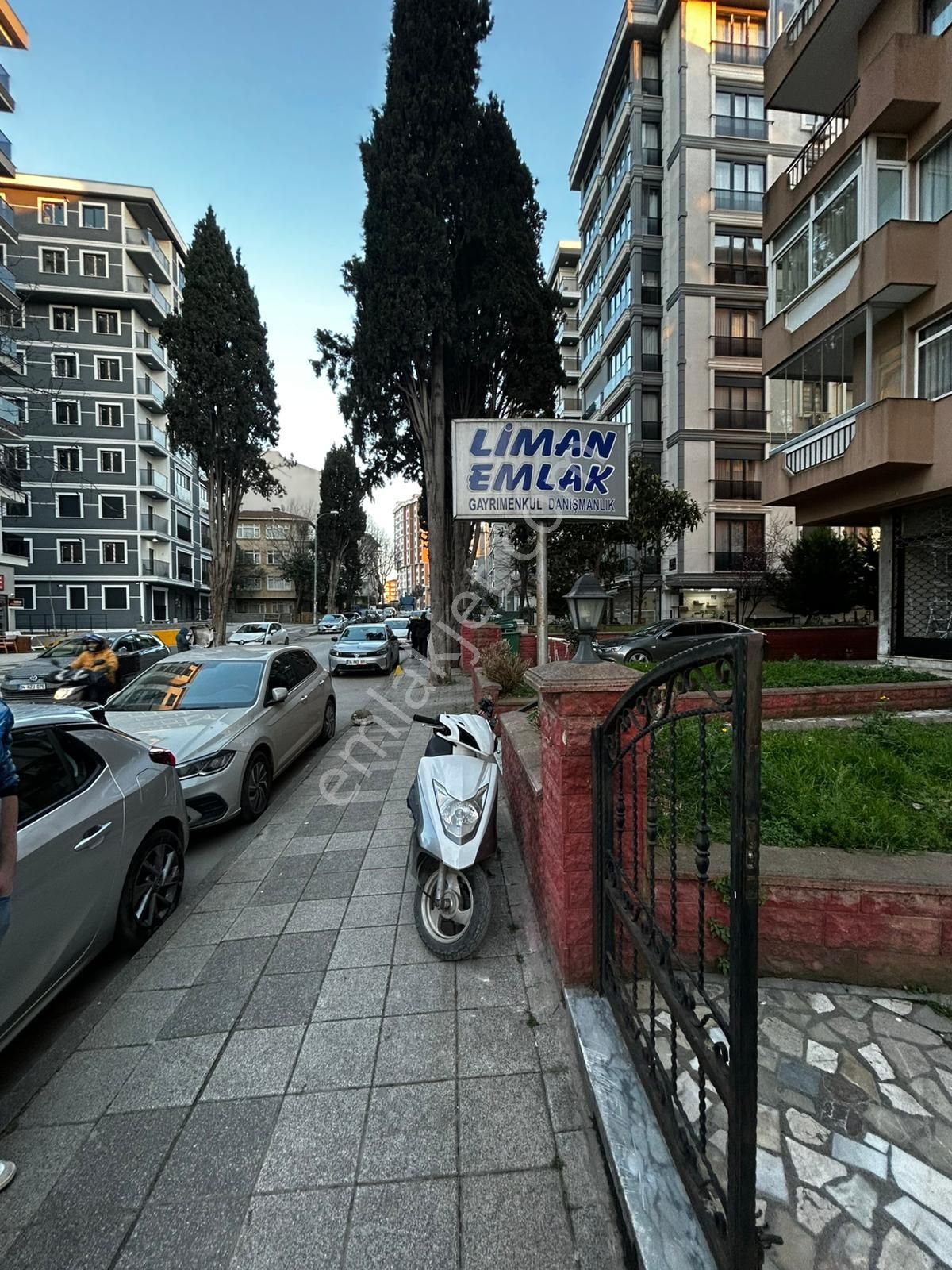 Burç Emlak'tan Göztepe Merdivenköy Yolunda 20 M2 Dükkan - Görsel 2