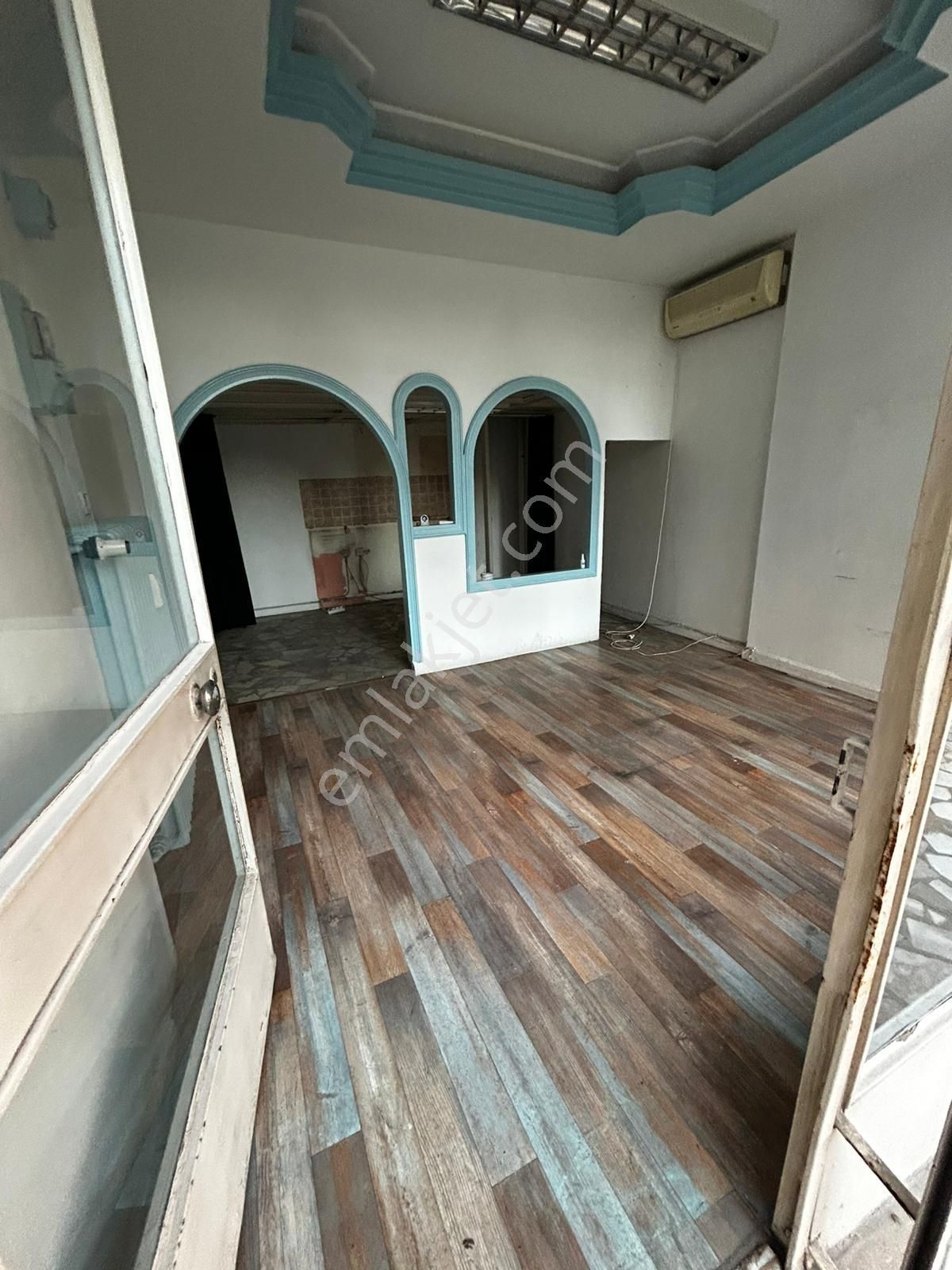 Burç Emlak'tan Göztepe Merdivenköy Yolunda 20 M2 Dükkan - Görsel 3