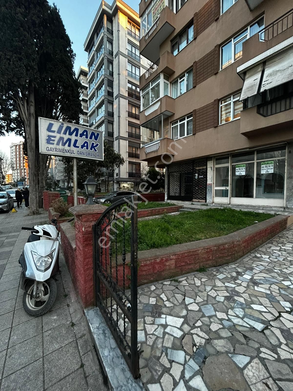 Burç Emlak'tan Göztepe Merdivenköy Yolunda 20 M2 Dükkan