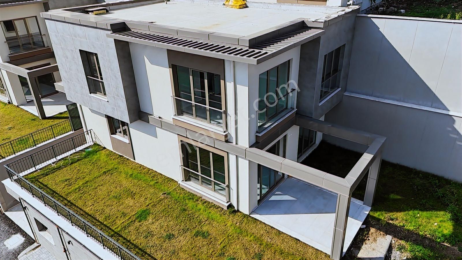 Serdivan Adatıp Arkasında Tripleks Lüks 5+1 Satılık Villa