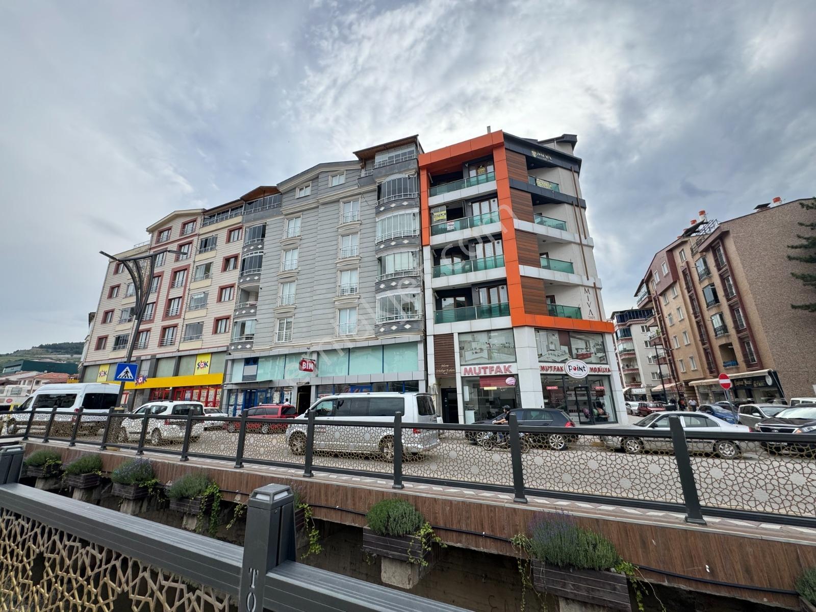 Cam Balkonlu Lüx Eşyalı Mobilyalı 1+1 Anayol Üstünde Satılık - Görsel 2