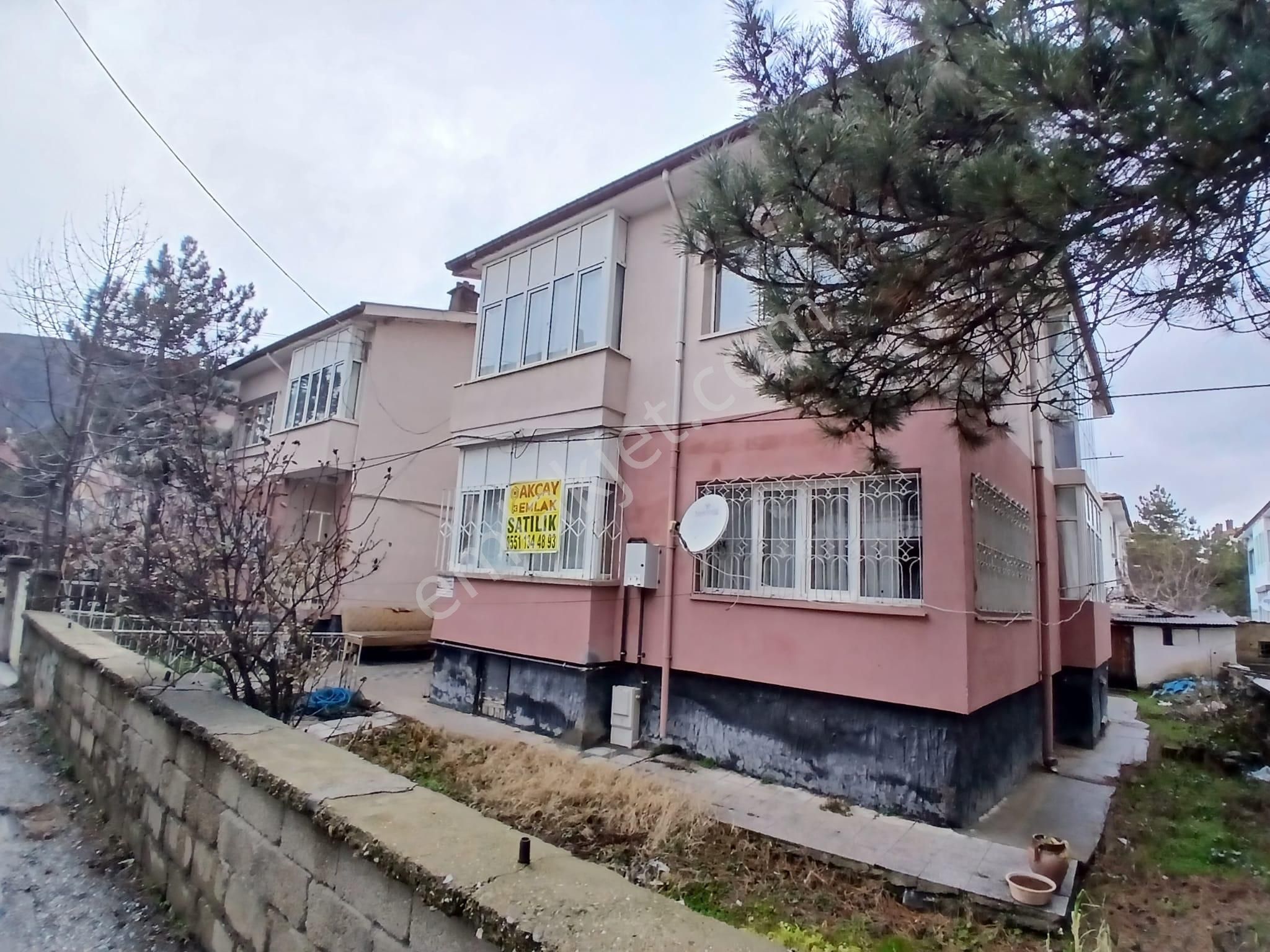 Akçay Emlak'tan Akşehir Altunkalem Jandarma Karakolu Civarında Doğalgazlı 1. Kat Satılık 3+1 Daire