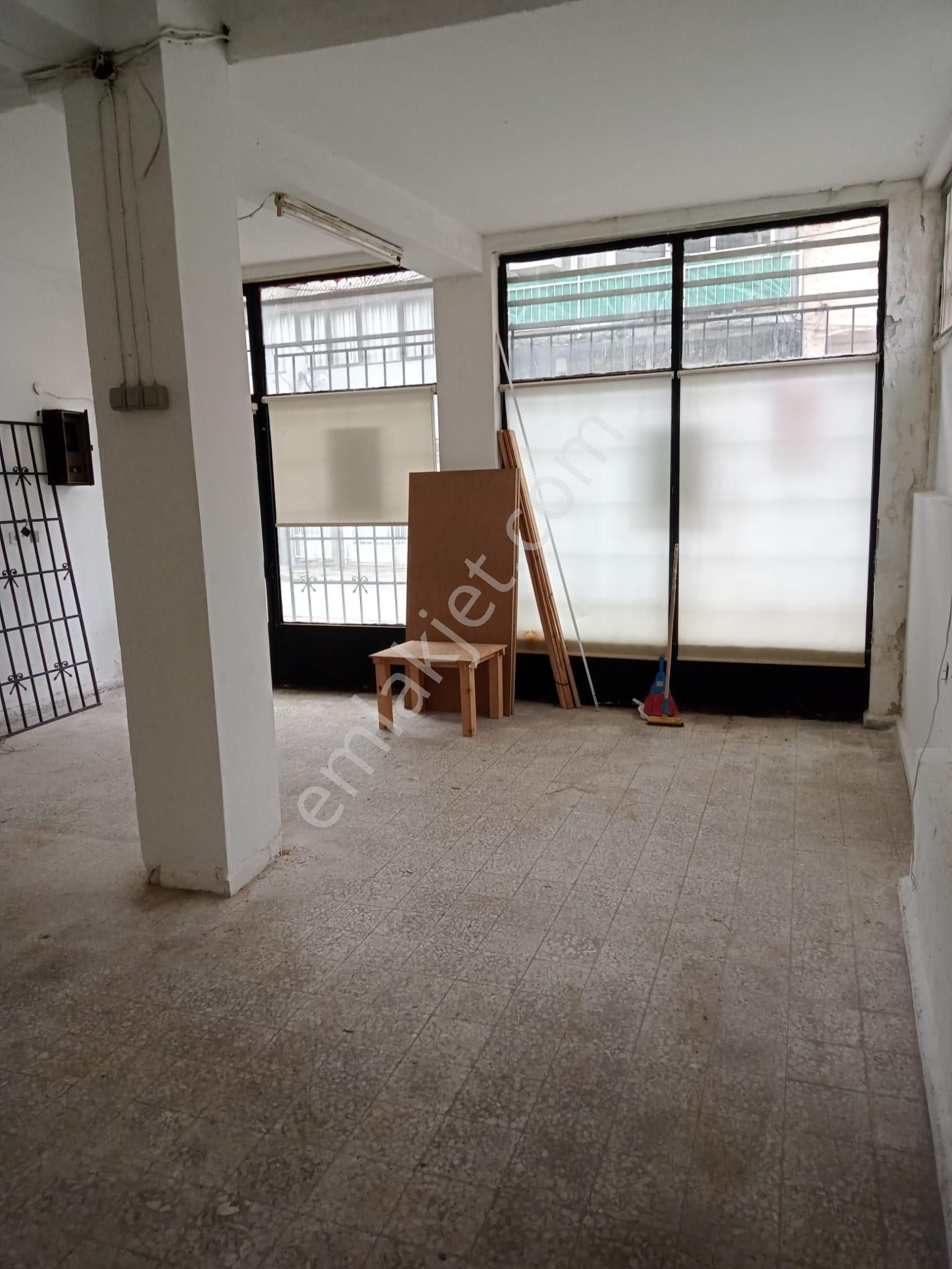 Minübüs Yoluna 400 Metre Mesafede, 50 M2 , Asma Katlı Dükkan