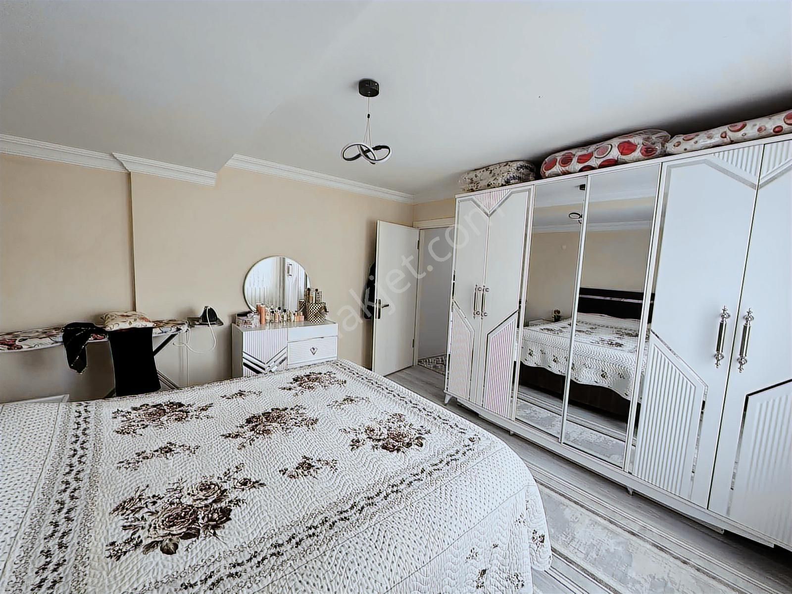 Emine Akerden Fenk Mahallesinde 13 Yaşında Arakat 3+1 Daire - Görsel 16