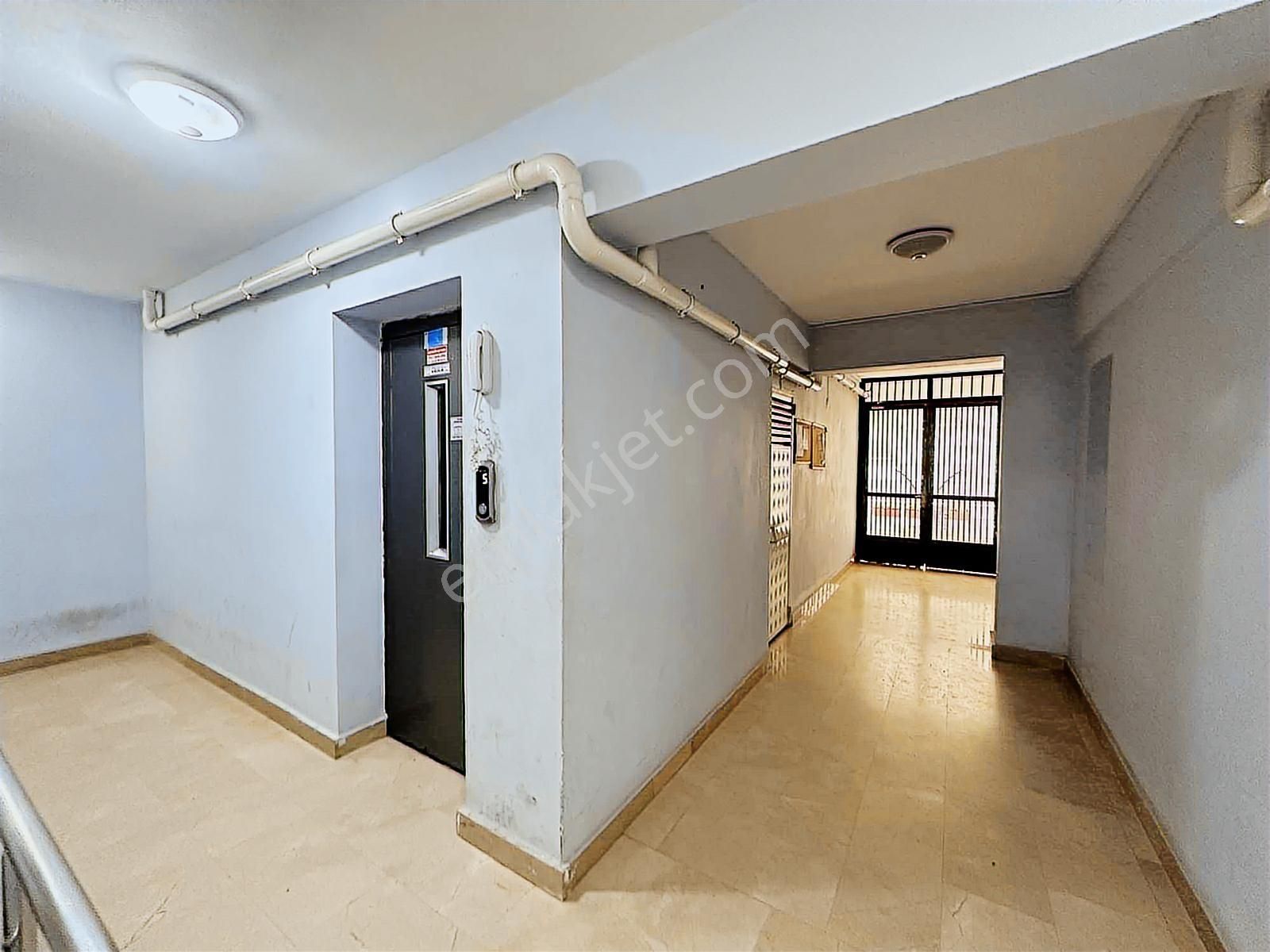 Emine Akerden Fenk Mahallesinde 13 Yaşında Arakat 3+1 Daire - Görsel 35