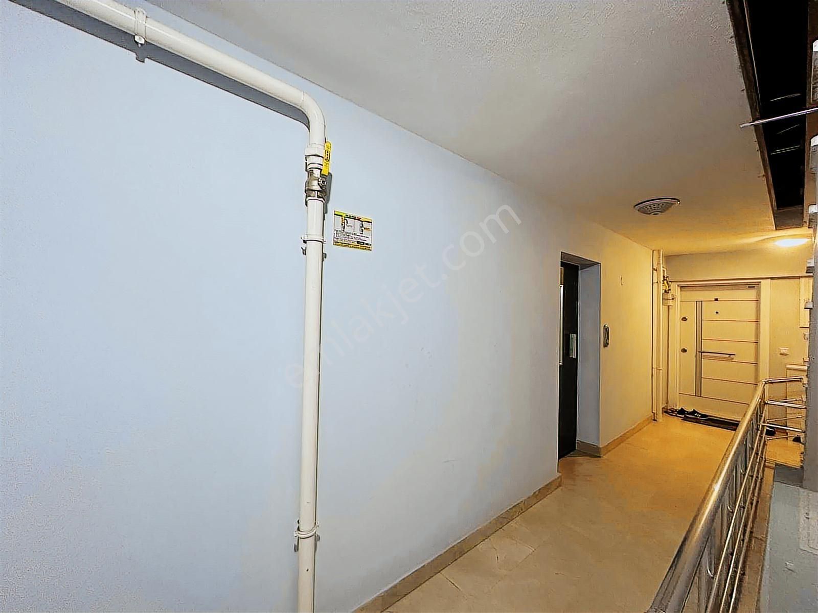 Emine Akerden Fenk Mahallesinde 13 Yaşında Arakat 3+1 Daire - Görsel 30