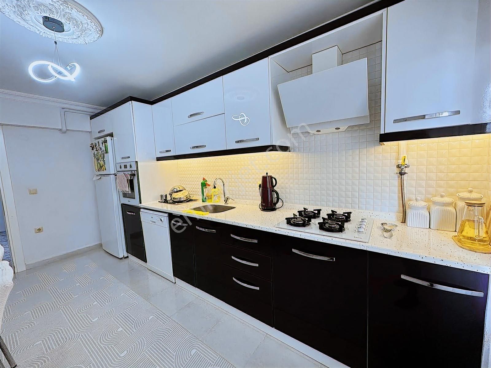 Emine Akerden Fenk Mahallesinde 13 Yaşında Arakat 3+1 Daire - Görsel 6