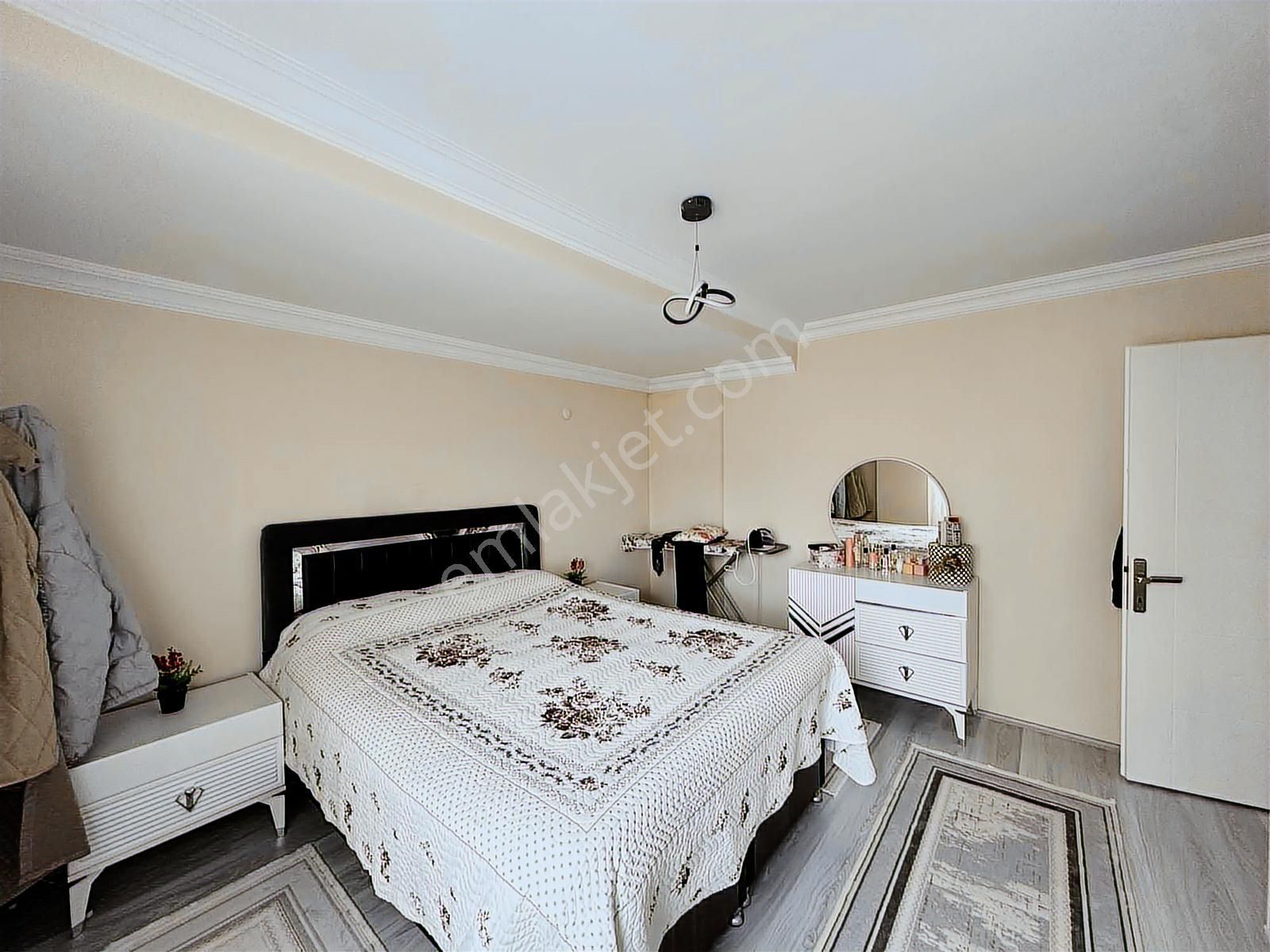 Emine Akerden Fenk Mahallesinde 13 Yaşında Arakat 3+1 Daire - Görsel 17