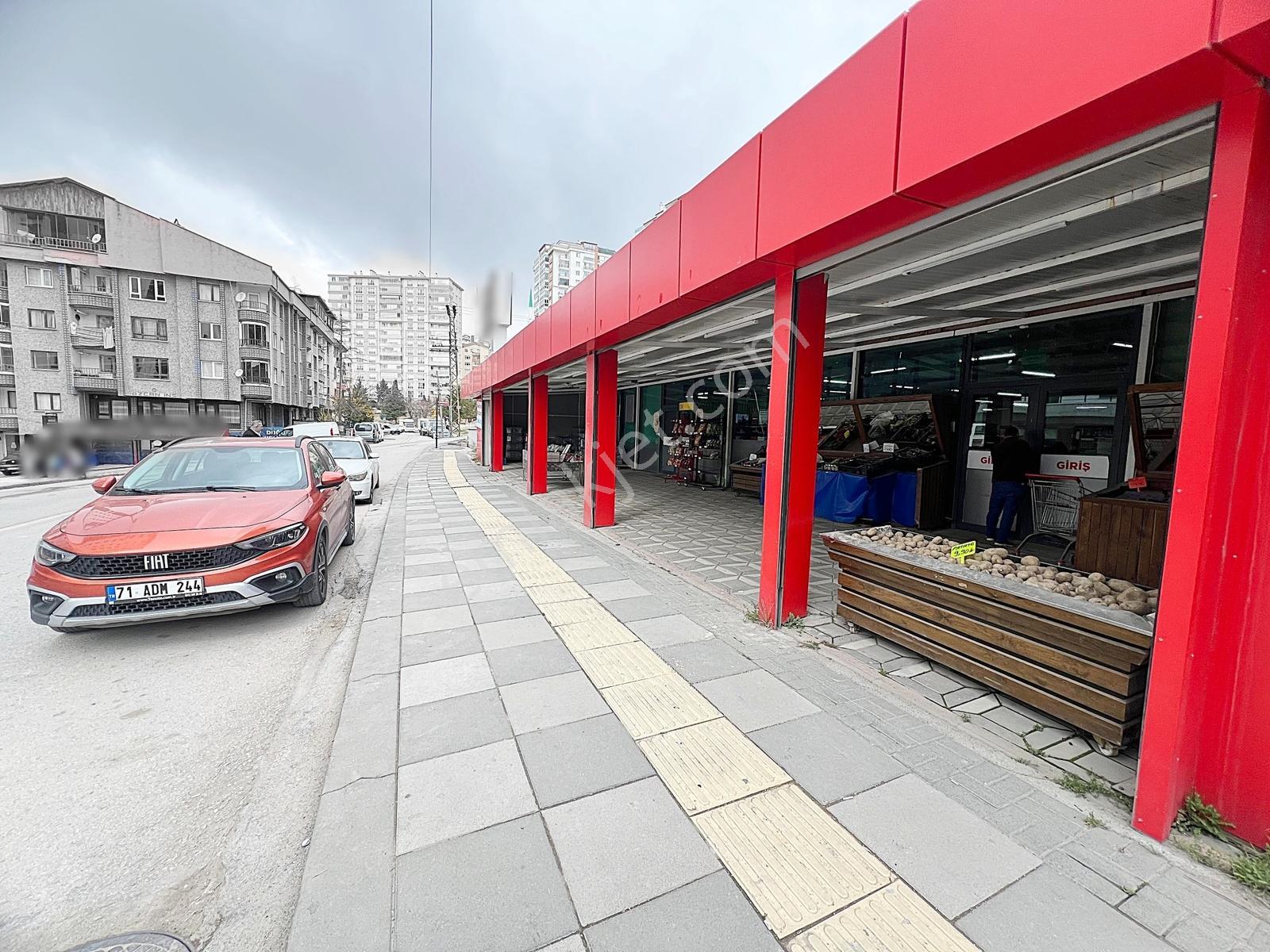 Barıştepe Demirdağ Cad Üzeri 1750m2 Hazır Kiracılı Satlık Dükkan