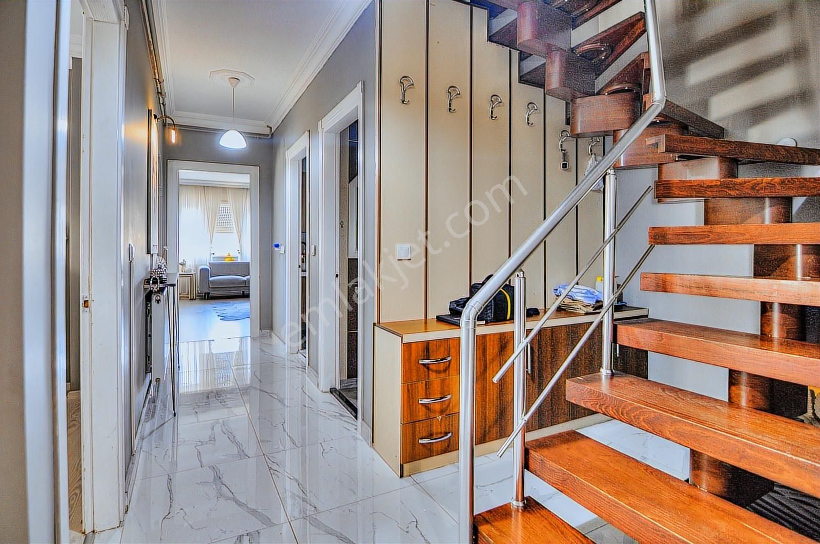 Yenigünde Şık Tasarımlı 5+1 Dubleks İki Daire Olarak Kullanım - Görsel 15