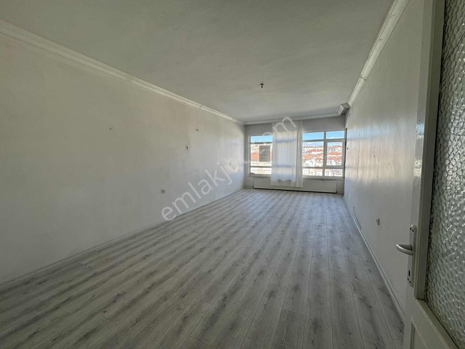 Tepebaşında Cadde Sırtı Metro Yakını Kiralık Daire