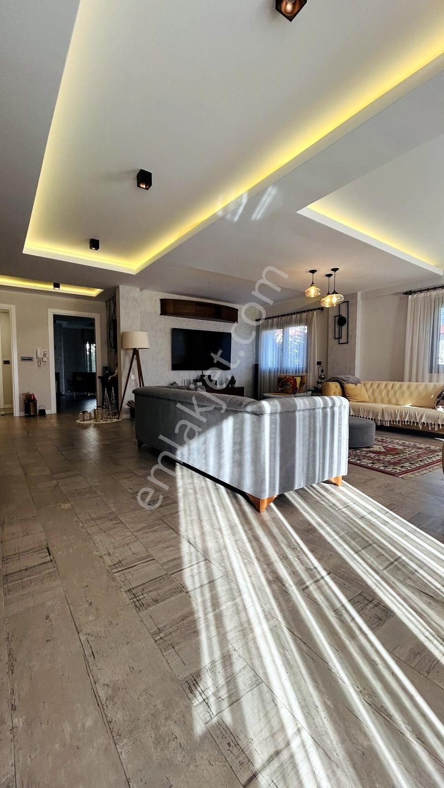 Şirinköy De Özel Tasarımlı Havuzlu Satılık Villa - Görsel 17