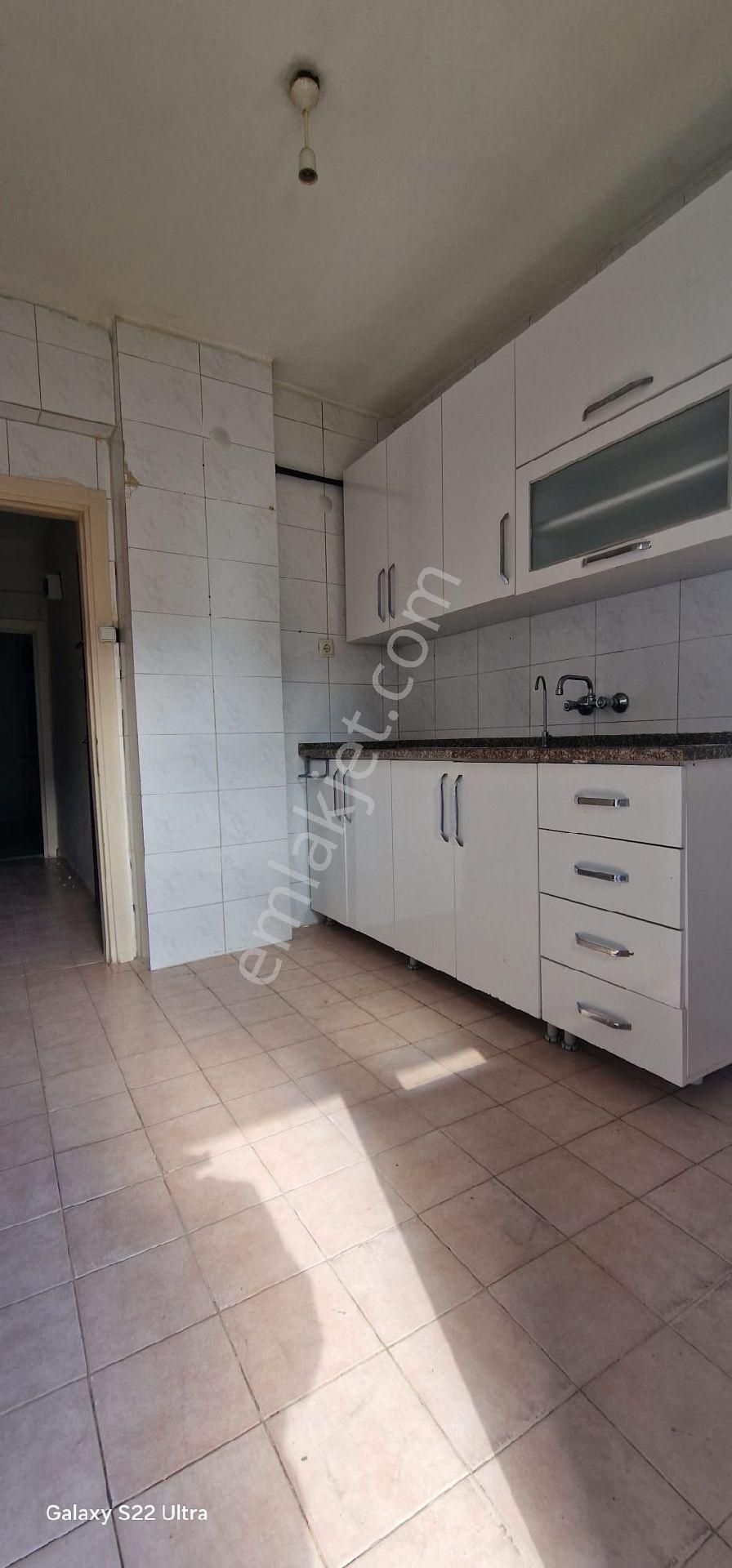 S.evler Merkezde Metrobuse 10dk.2+1 85m2 Arakat 4.kat Kiralik Daire