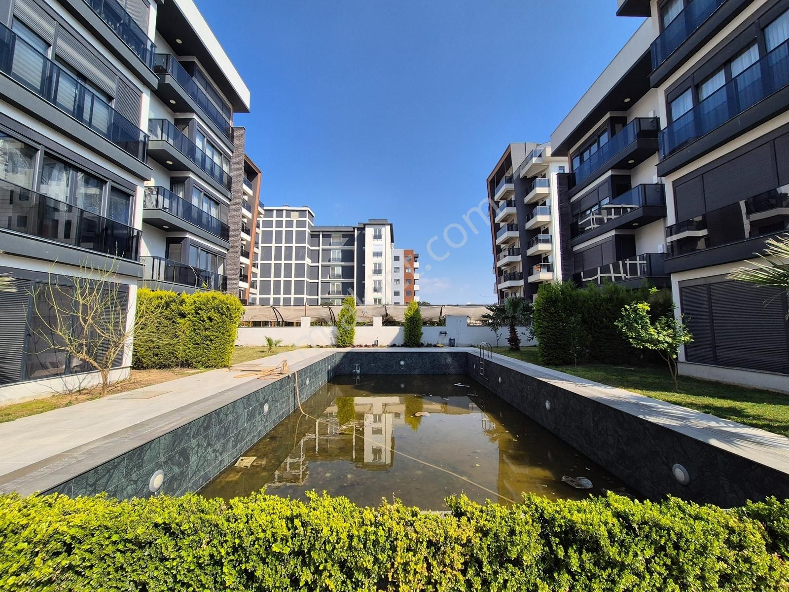 Altıntaş'ta Havuz Cepheli Sitede Bahçe Kullanımlı Satılık 1+1 - Görsel 10