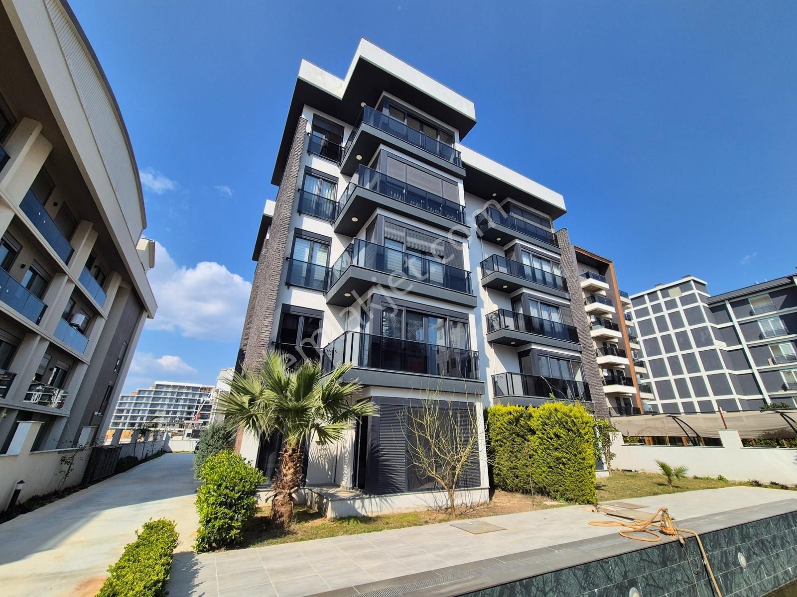 Altıntaş'ta Havuz Cepheli Sitede Bahçe Kullanımlı Satılık 1+1 - Görsel 11