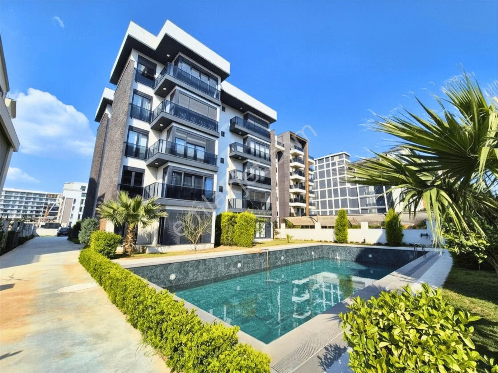 Altıntaş'ta Havuz Cepheli Sitede Bahçe Kullanımlı Satılık 1+1