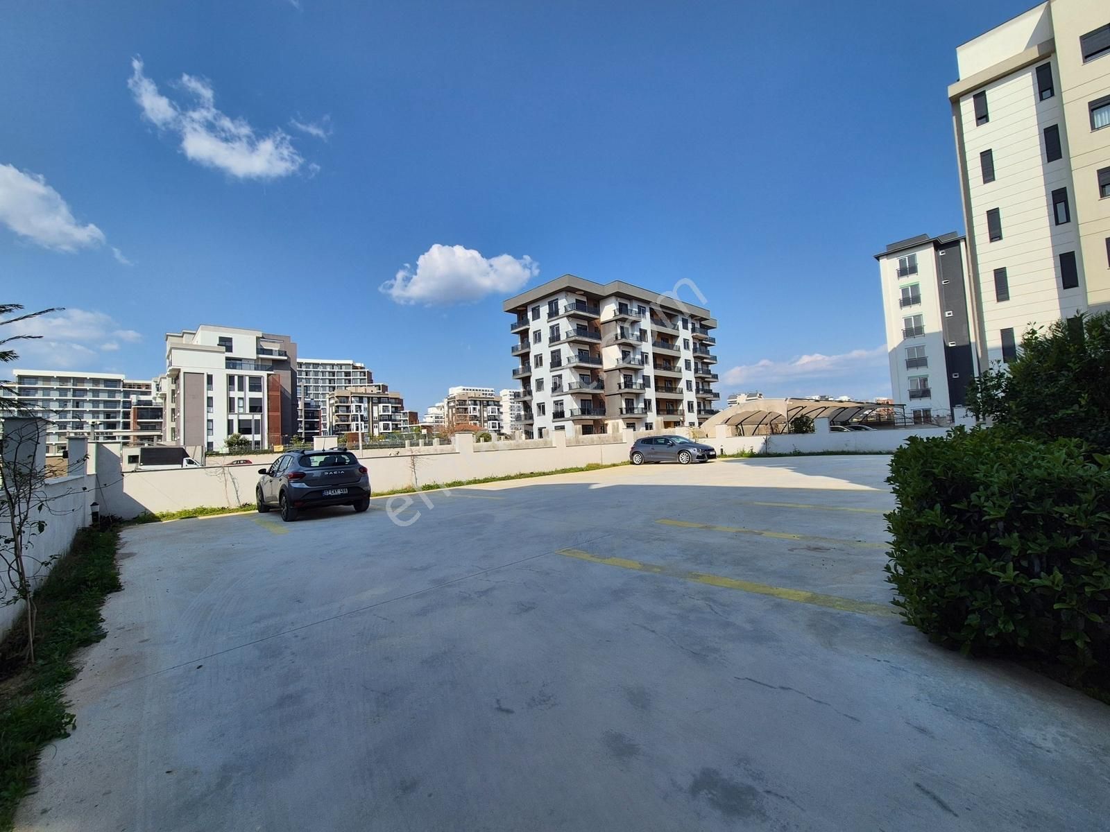 Altıntaş'ta Havuz Cepheli Sitede Bahçe Kullanımlı Satılık 1+1 - Görsel 2