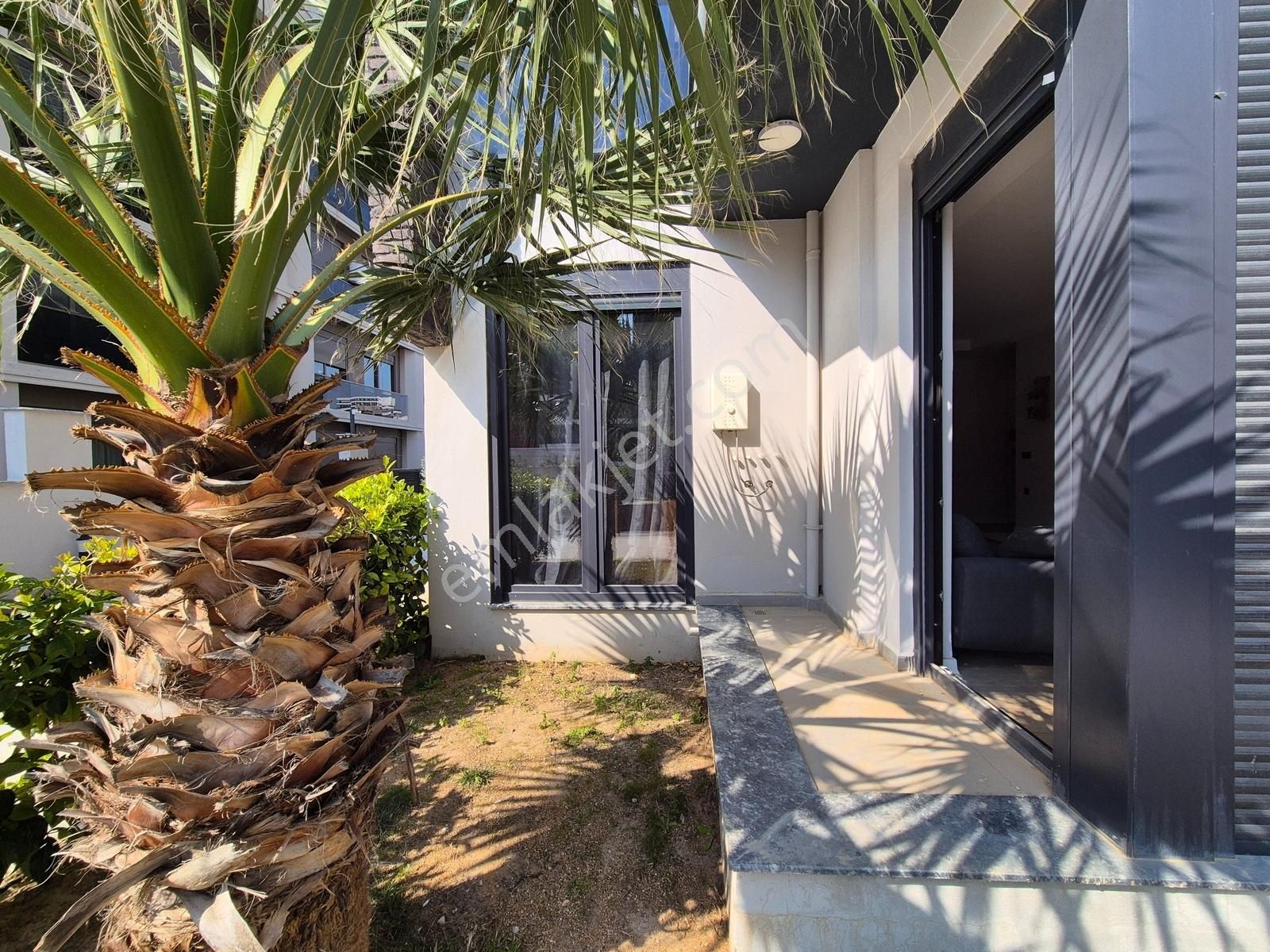 Altıntaş'ta Havuz Cepheli Sitede Bahçe Kullanımlı Satılık 1+1 - Görsel 22