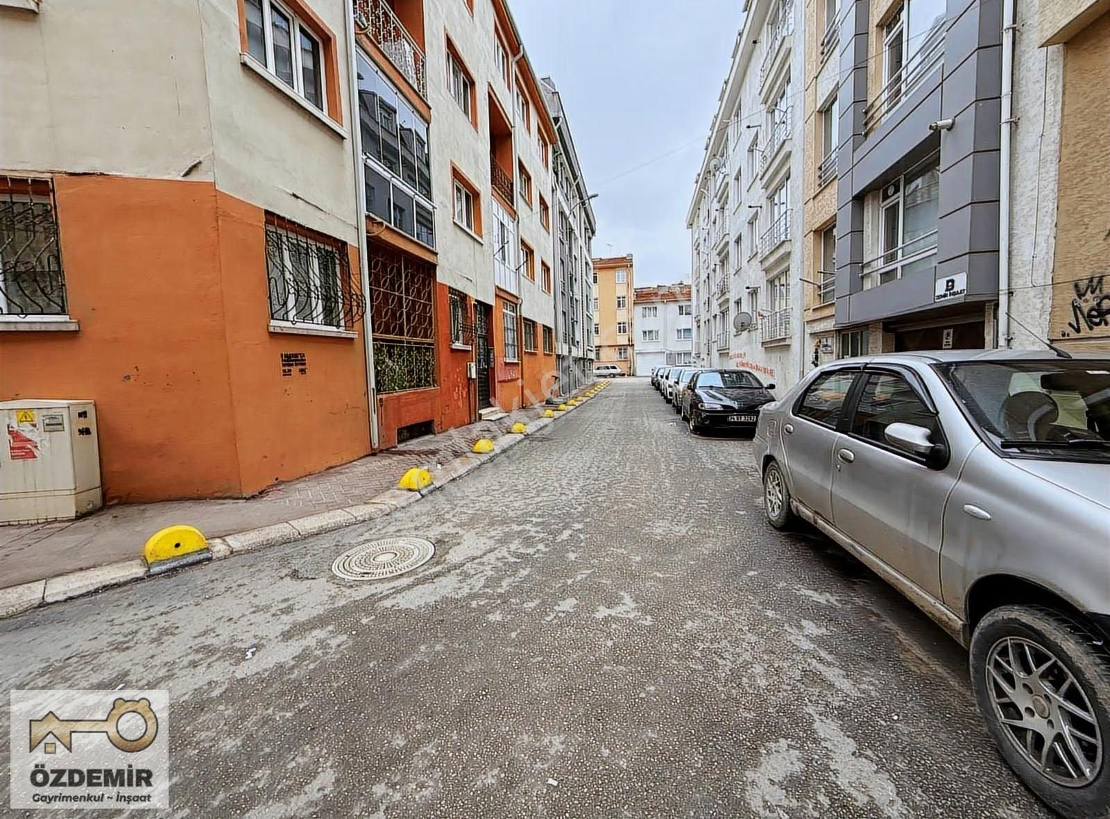Özdemir'den Bahçelievler Mah.kiracılı Satılık 1+1 Daire - Görsel 2