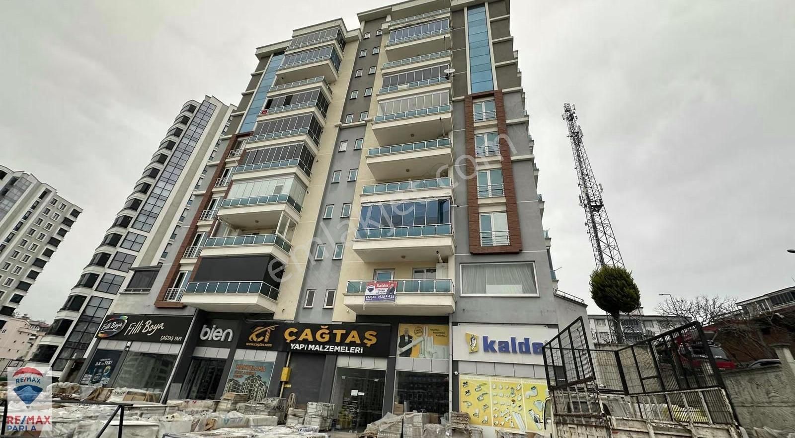 Tramvay Yoluna Cephe Satılık 2+1