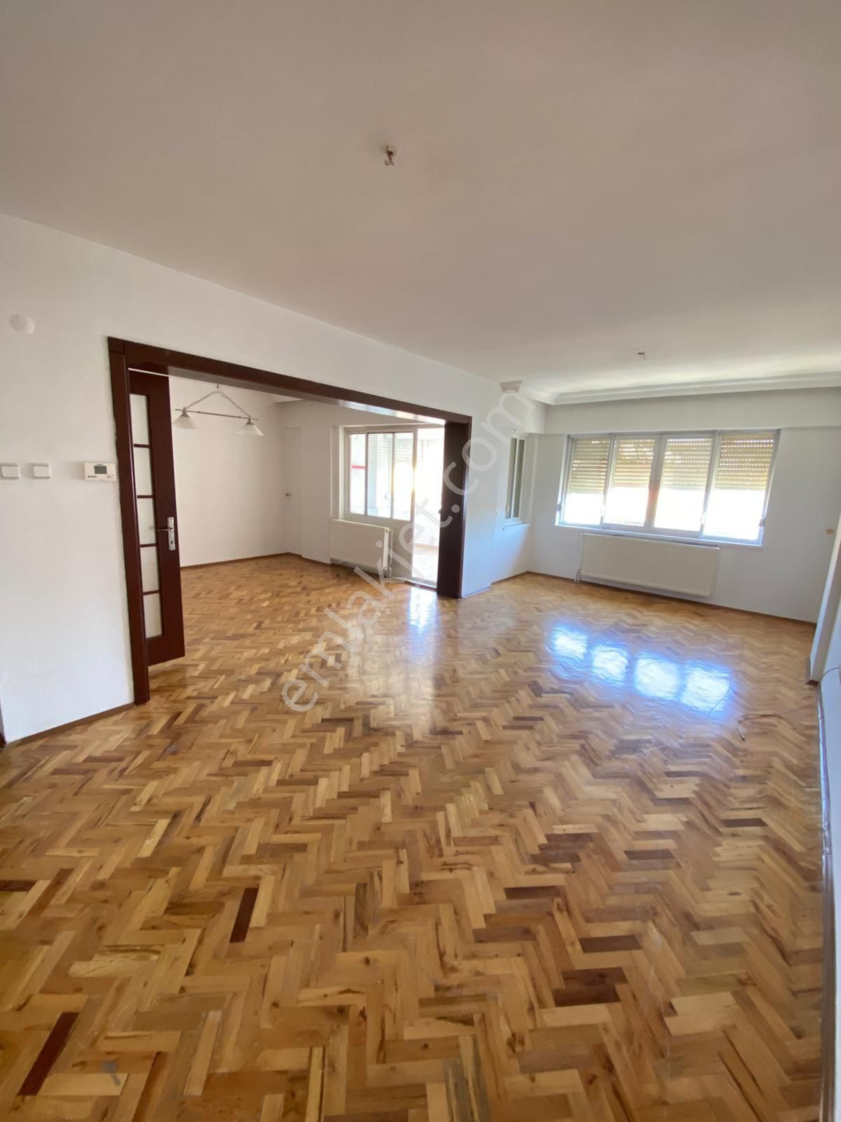 Kanal Yolu Yanında Geniş Ferah Daire