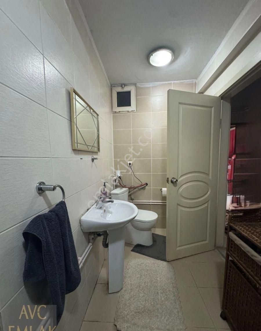 Küçükçekmece'de Marmaray'a 1 Dk, Göl Manzaralı Ve Ferah 2+1 Fırsatı! - Görsel 3