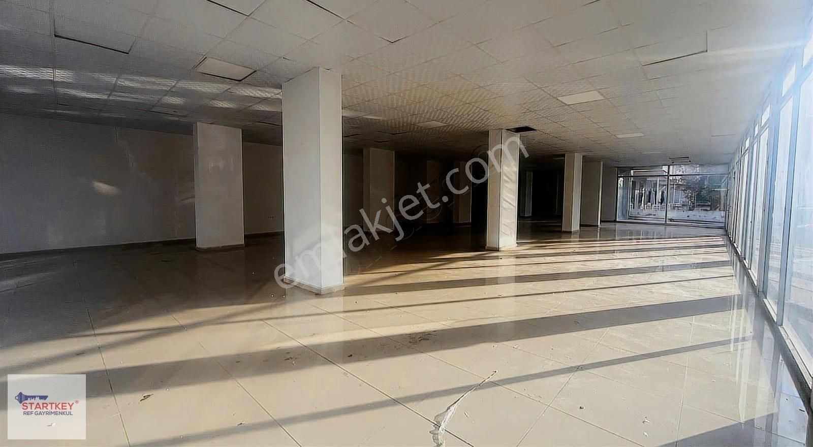 Menemende Geniş Cadde Üzerinde 3 Girişli, Depolu Kiralık Dükkan - Görsel 2