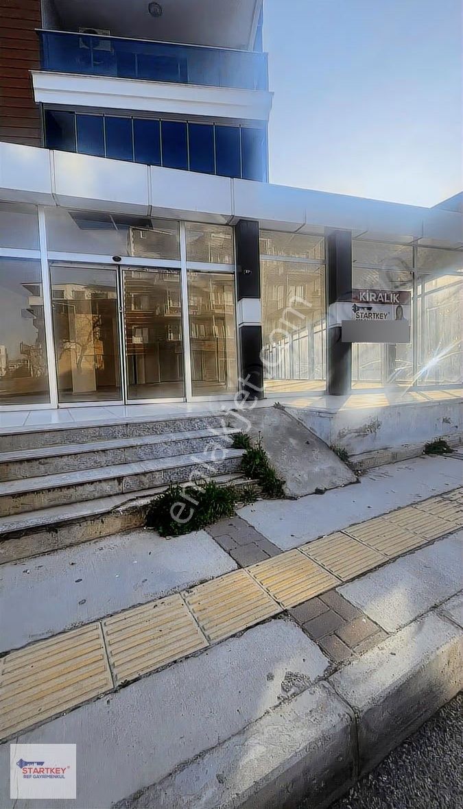 Menemende Geniş Cadde Üzerinde 3 Girişli, Depolu Kiralık Dükkan