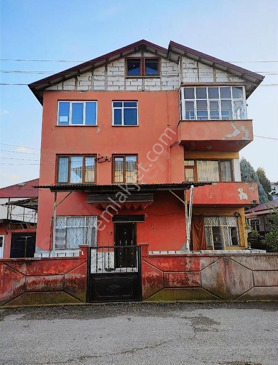 Akyazı Cumhuriyet Mh.140 M2 3+1 Daire Zafer Camii Yanı