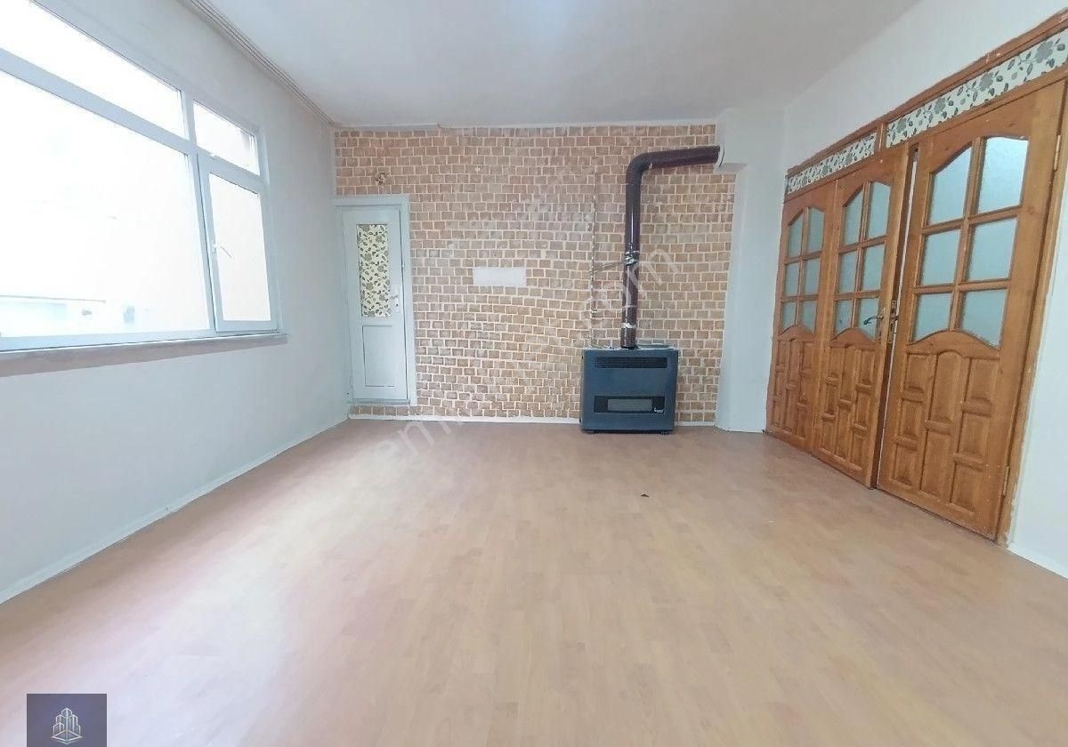 Birlik Mahallesinde Caddeye Yakın Satılık 1+1 Daire