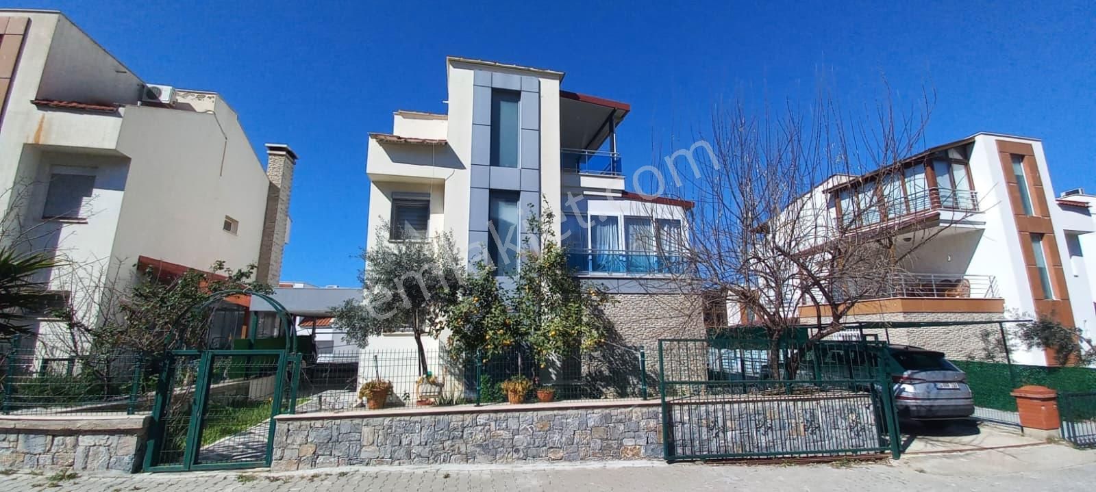 Kuşadası Marina'ya Yürüme Mesafesinde Muhteşem Tripleks Villa