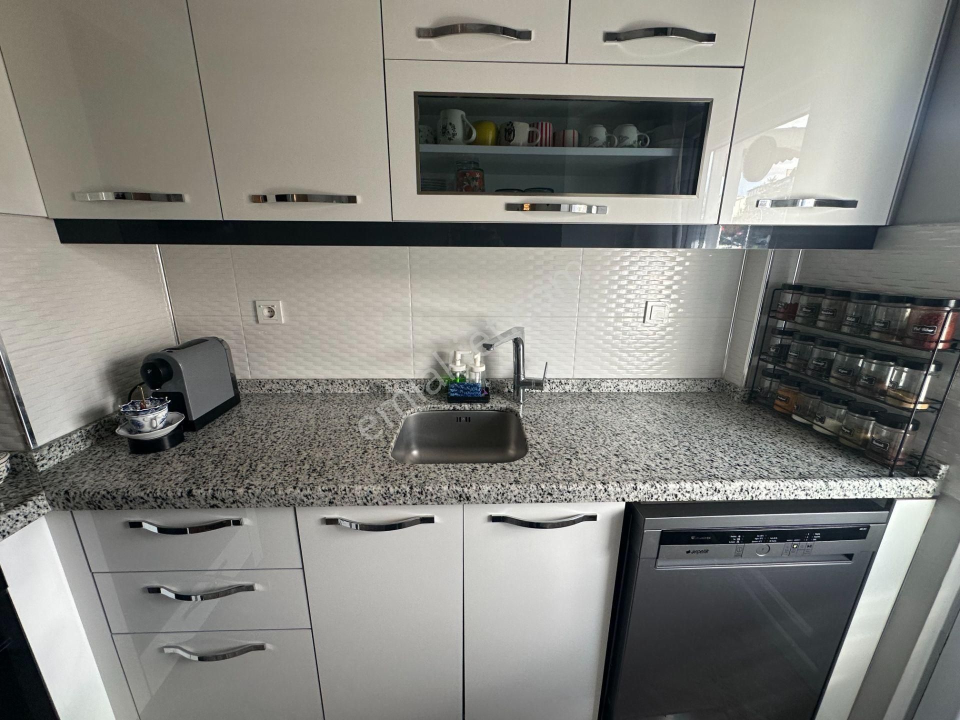 Y.kemal Cad.üzerinde, Yenilenmiş, Eşyasız,boş,110 M² Kiralık 2+1 - Görsel 17