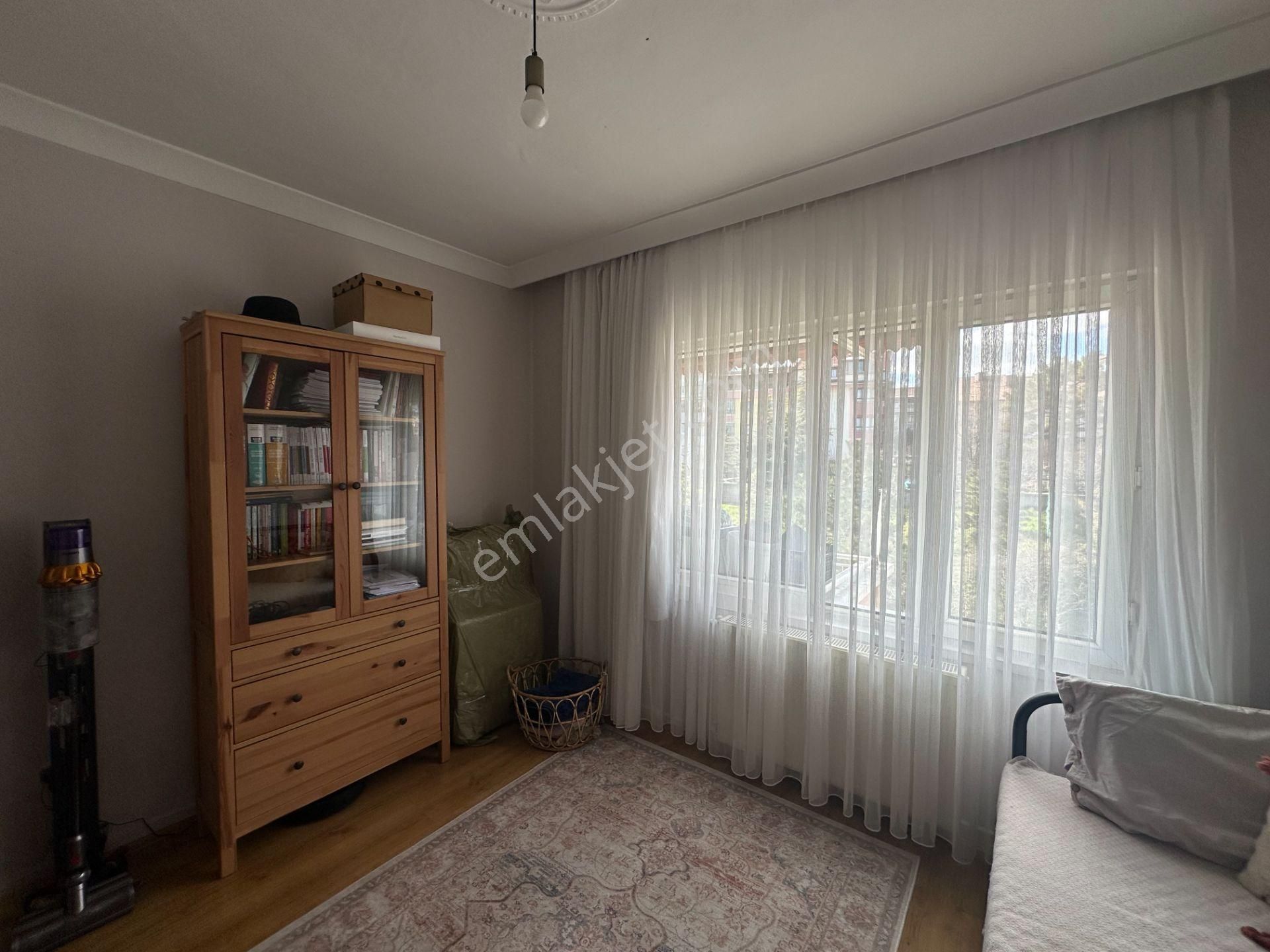 Y.kemal Cad.üzerinde, Yenilenmiş, Eşyasız,boş,110 M² Kiralık 2+1 - Görsel 21